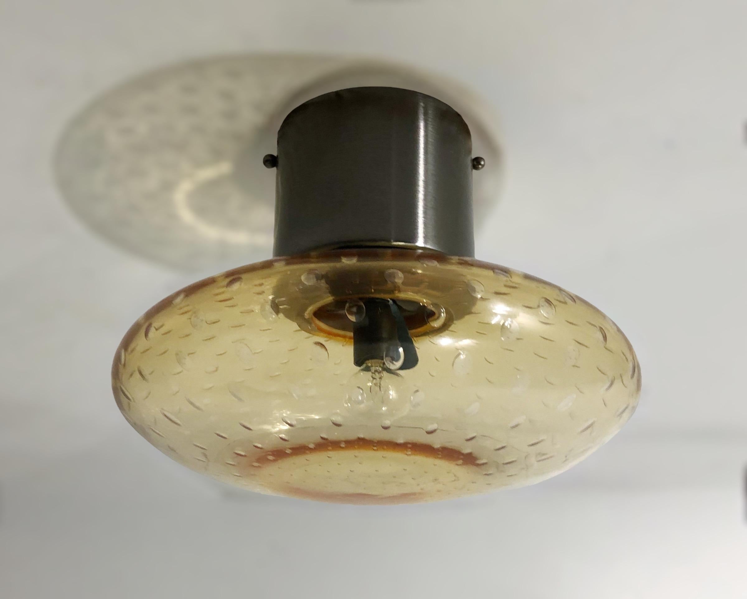 Empotrable italiano con pantalla de cristal de Murano y marco de latón en acabado níquel negro satinado / Fabricado en Italia
Diseñado por Fabio Ltd, inspirado en los estilos Angelo Lelli y Arredoluce
1 luz / tipo E12 o E14 / máx. 40W cada