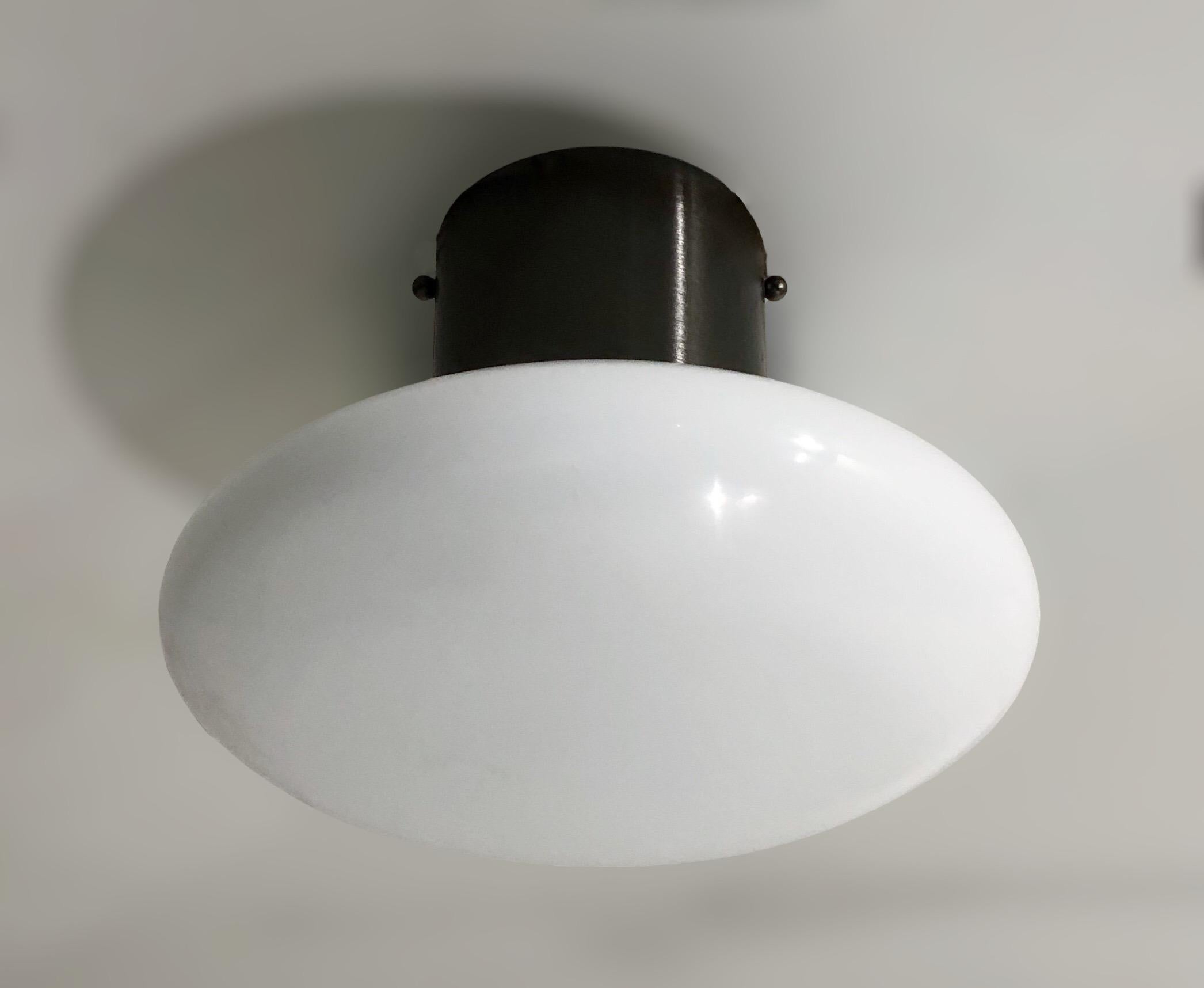 Monture encastrée italienne avec abat-jour en verre Murano et cadre en laiton présenté en finition nickel noir satiné / Fabriqué en Italie
Conçu par Fabio Ltd, inspiré par les styles Angelo Lelli et Arredoluce.
1 lumière / type E12 ou E14 / max 40W