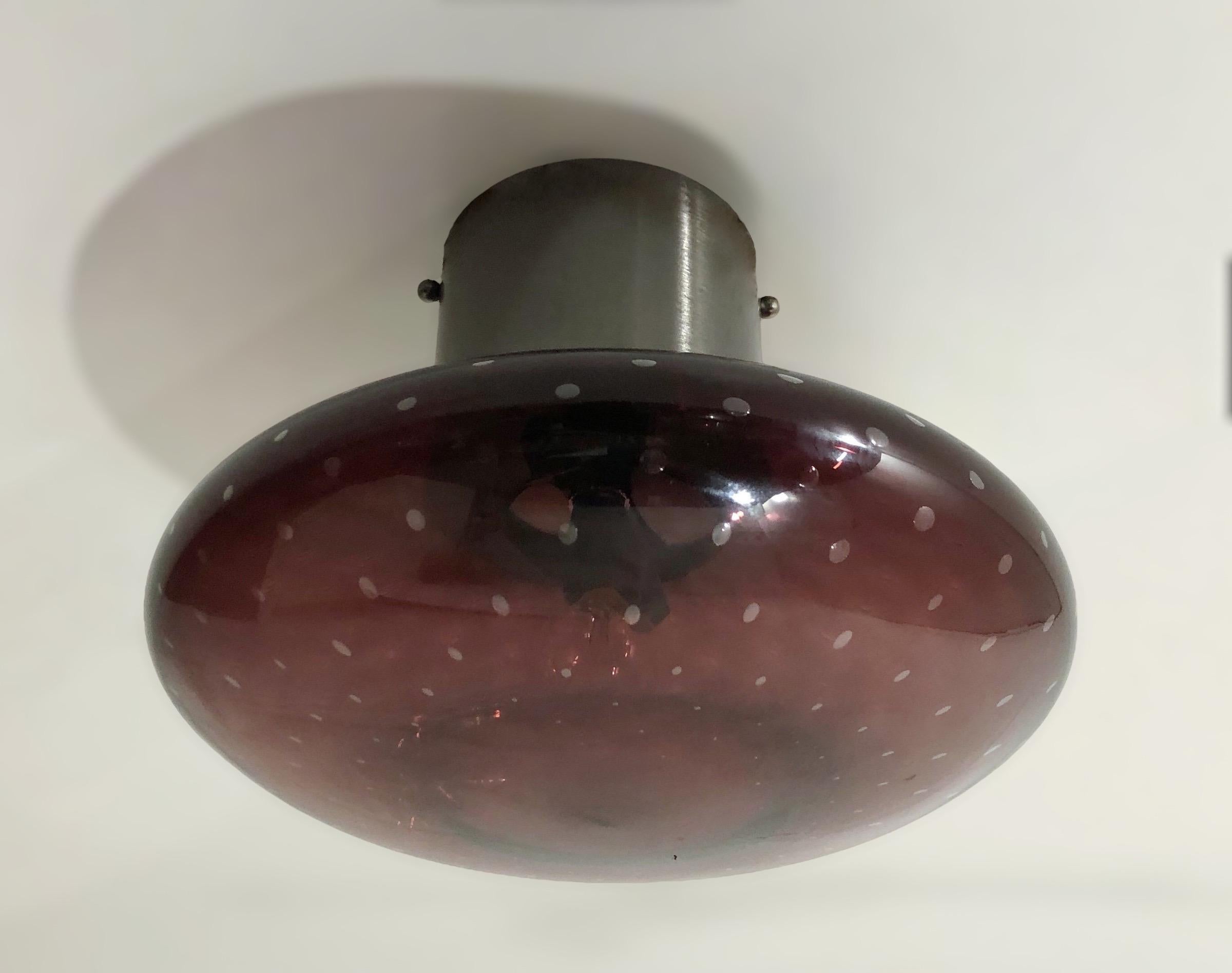 Empotrable italiano con pantalla de cristal de Murano y marco de latón en acabado níquel negro satinado / Fabricado en Italia
Diseñado por Fabio Ltd, inspirado en los estilos Angelo Lelli y Arredoluce
1 luz / tipo E12 o E14 / máx. 40W cada