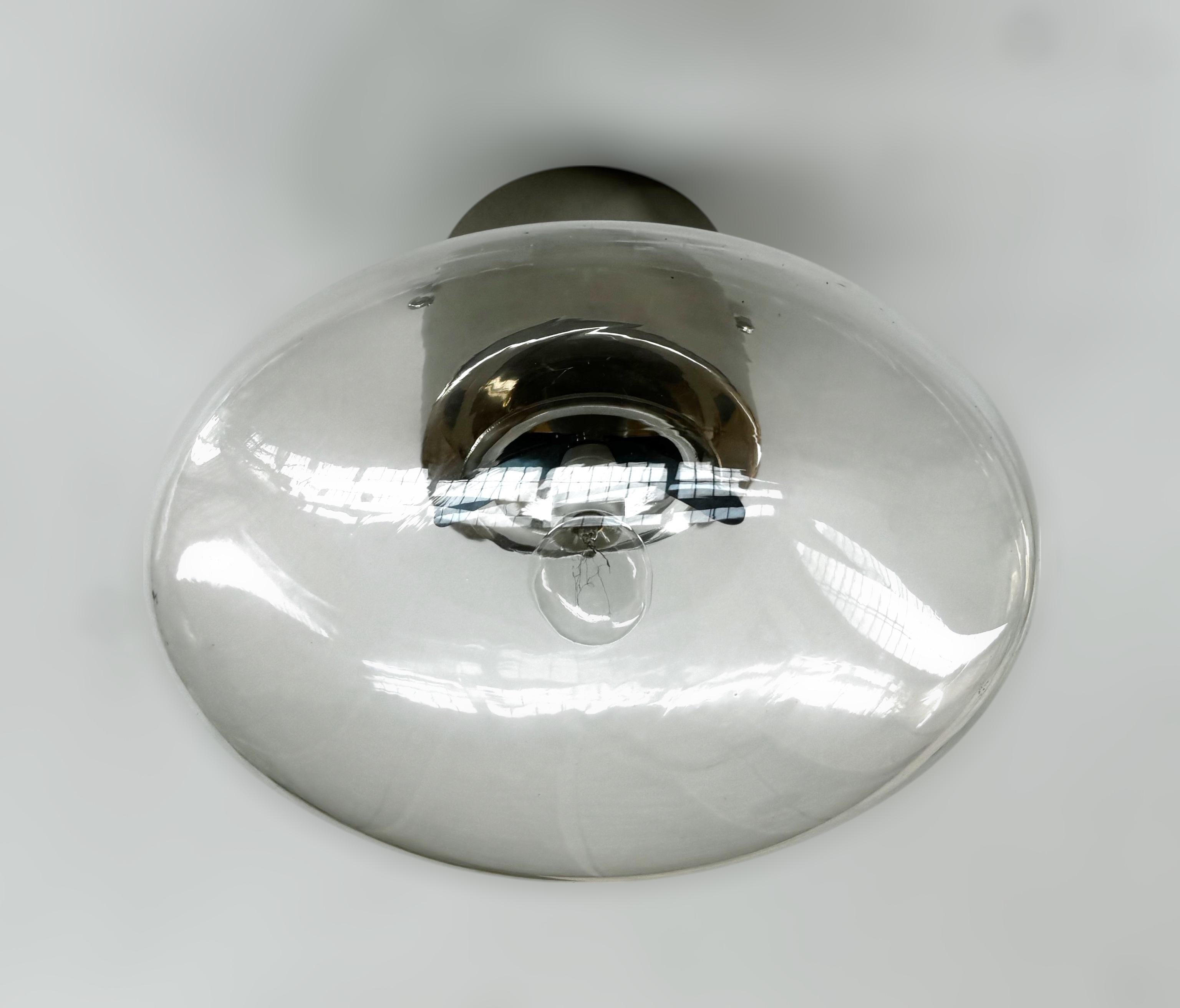 Italienische Unterputzleuchte mit Murano-Glasschirm und Messingrahmen in polierter Nickelausführung / Made in Italy
Entworfen von Fabio Ltd, inspiriert von den Stilen Angelo Lelli und Arredoluce
1 Leuchte / Typ E12 oder E14 / je max.