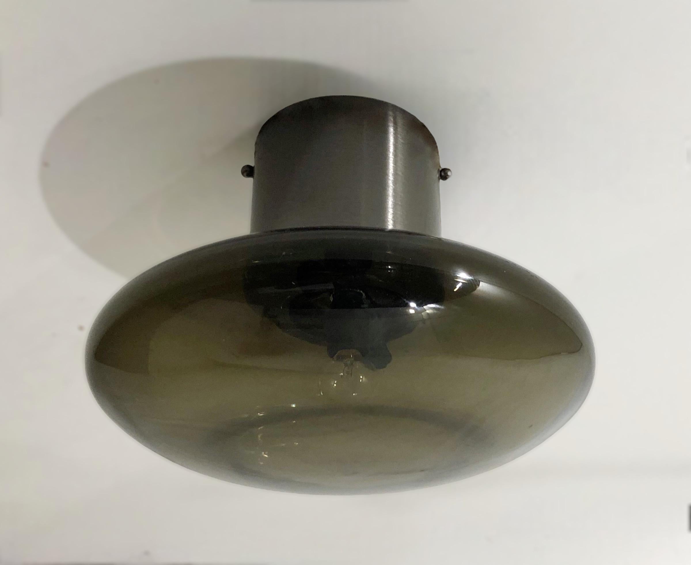 Empotrable italiano con pantalla de cristal de Murano y marco de latón en acabado níquel negro satinado / Fabricado en Italia
Diseñado por Fabio Ltd, inspirado en los estilos Angelo Lelli y Arredoluce
1 luz / tipo E12 o E14 / máx. 40W cada