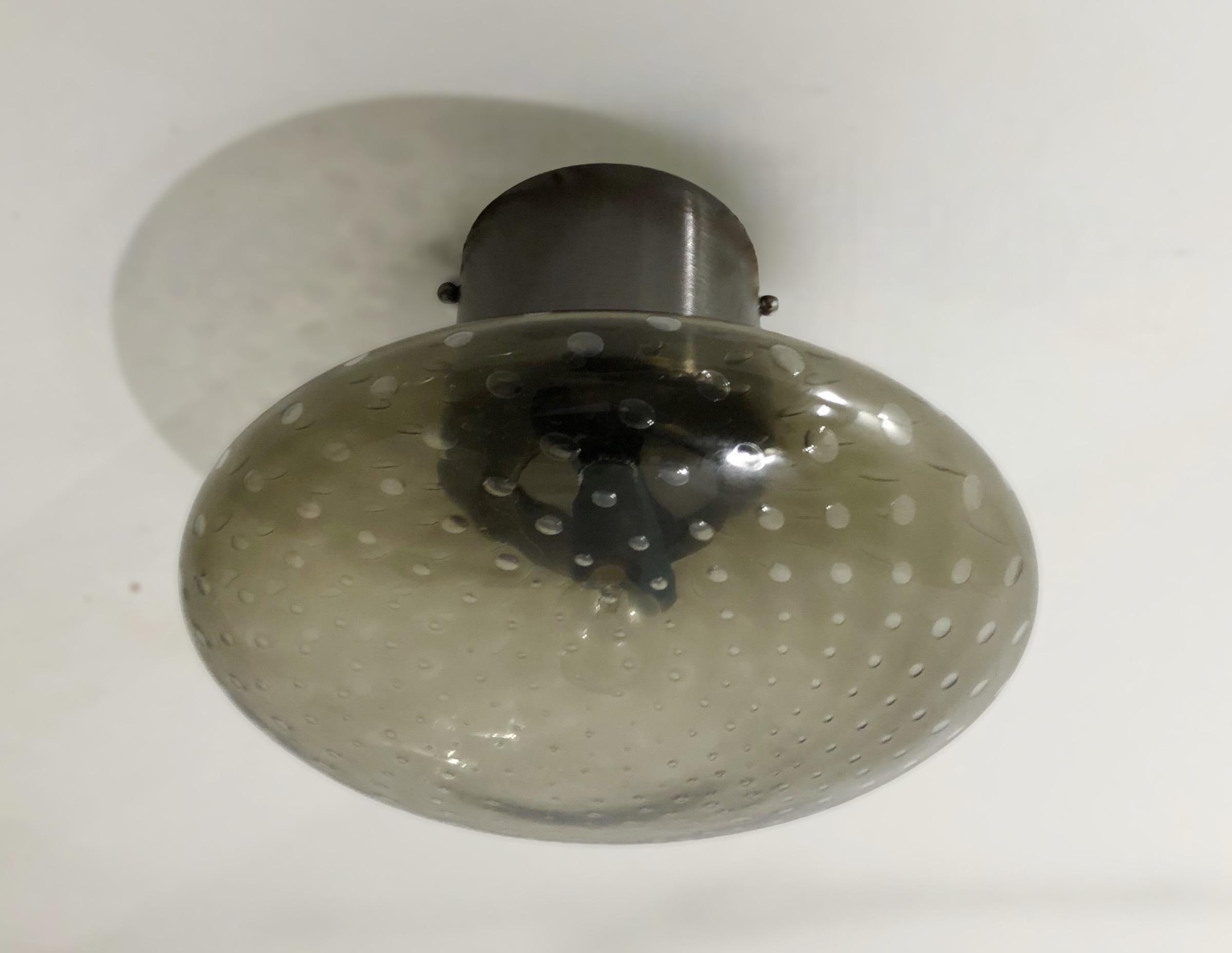 Empotrable italiano con pantalla de cristal de Murano y marco de latón en acabado níquel negro satinado / Fabricado en Italia
Diseñado por Fabio Ltd, inspirado en los estilos Angelo Lelli y Arredoluce
1 luz / tipo E12 o E14 / máx. 40W cada