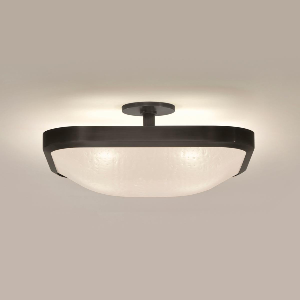 La plafoniera Uno Square è un esempio di semplice eleganza grazie al suo profilo pulito disegnato attorno a un unico paralume in vetro di Murano.

Nelle immagini principali è raffigurata in Brunito Nero - le immagini successive mostrano la lampada
