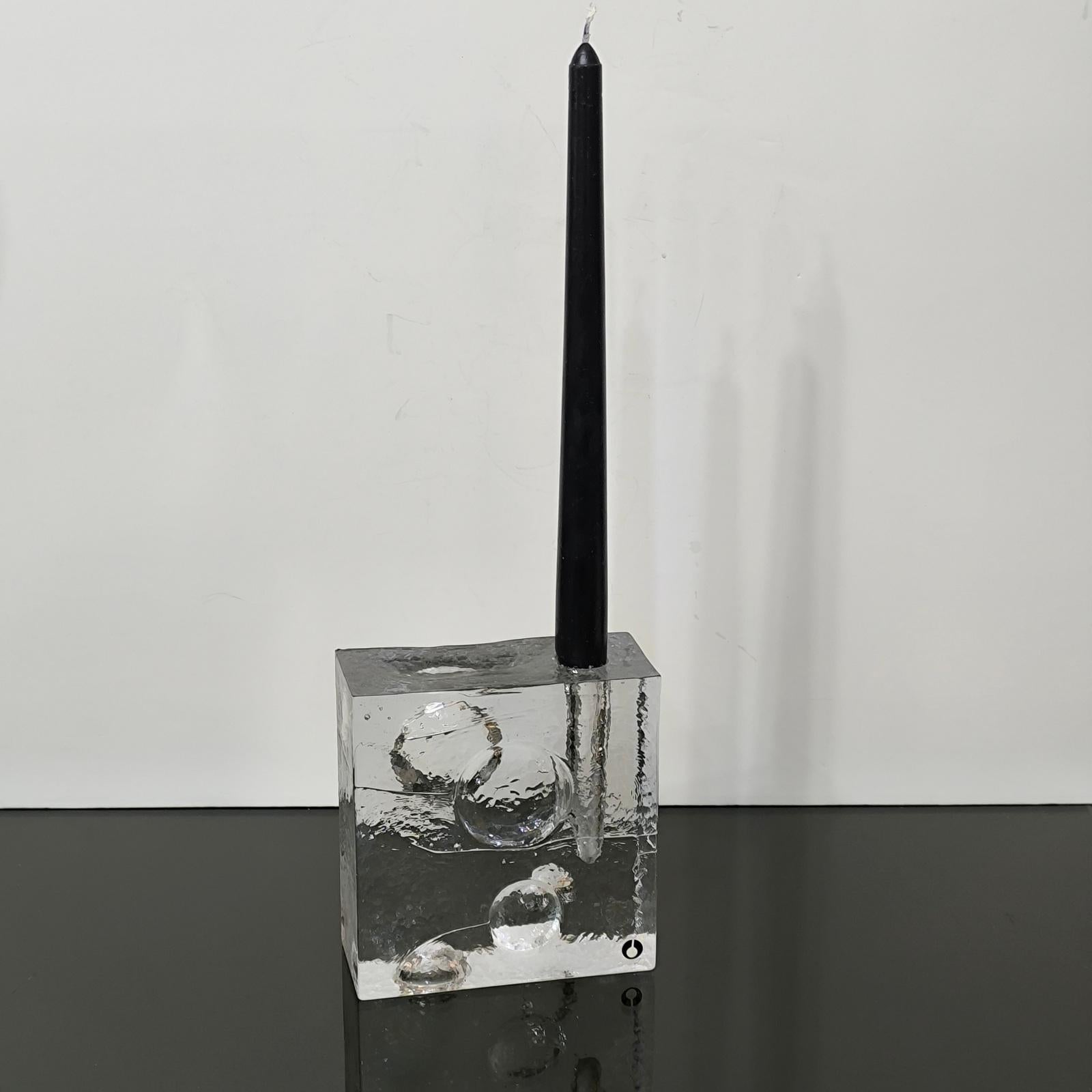 Si tratta di un grazioso vaso o portacandele in vetro art glass block del Mid-Century Modern realizzato dal produttore svedese Pukeberg e disegnato da Uno Westerberg. Si tratta di un blocco rettangolare solido e pesante, modellato, con rientranze