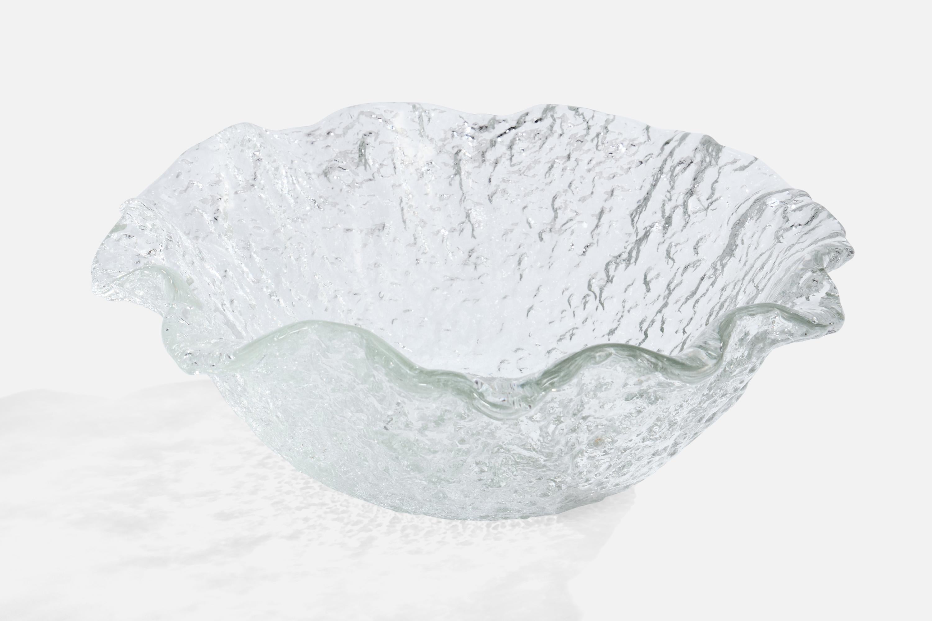 A blown glass bowl designed by Uno Westerberg and produced by Pukebergs Glasbruk, Sweden, c. 1960s.

Overall Dimensions (inches): 4.25