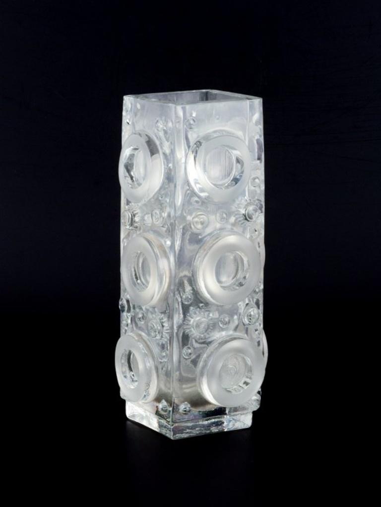 Uno Westerberg per Pukeberg, Svezia. 
Grande vaso in vetro artistico trasparente.
Decorazione con cerchi in rilievo.
1970s.
Condizioni perfette.
Dimensioni: D 10,0 cm x H 28,0 cm.