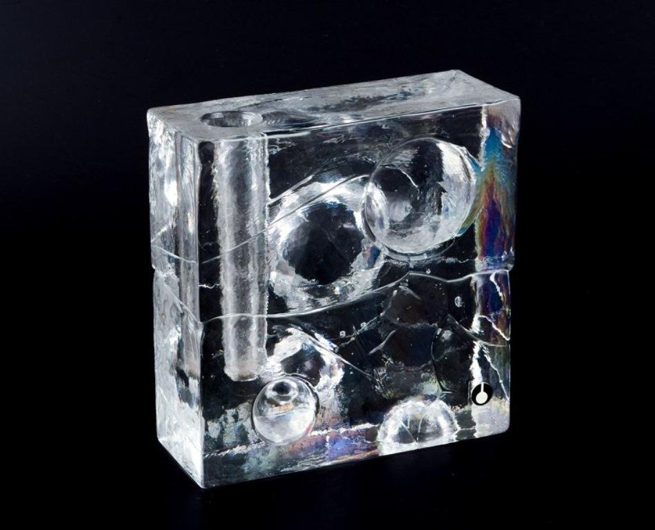 Uno Westerberg per Pukeberg, Svezia. 
Due portacandele in vetro artistico trasparente. Decorazione con cerchi in rilievo.
1970s.
Con etichette.
Condizioni perfette.
Grande: L 12,5 cm x P 5,0 cm x H 13,0 cm.
Piccolo: D 5,0 cm x H 15,0 cm.