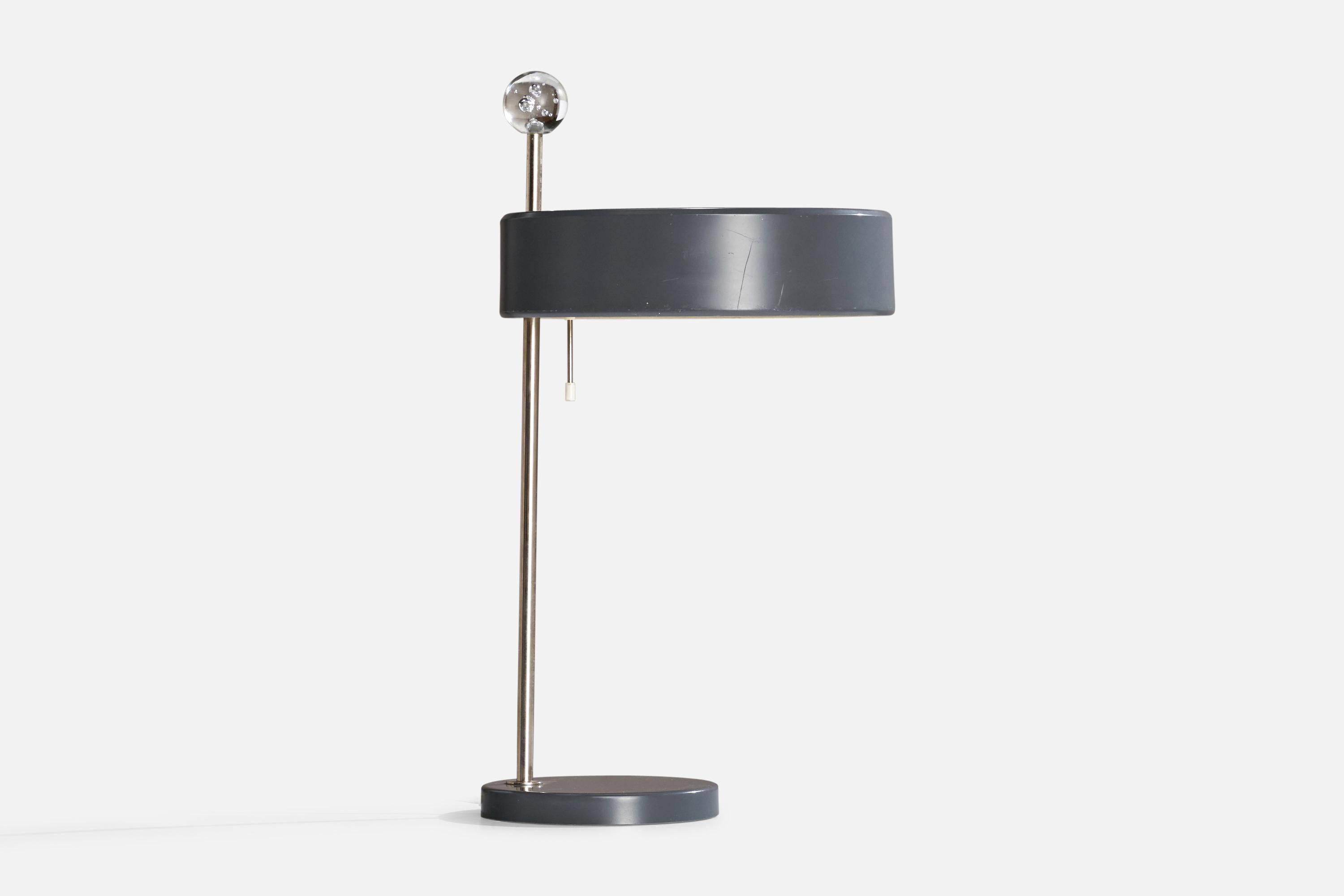 Lampe de table en métal laqué gris, métal et verre soufflé, conçue par Uno Westerberg et produite par Böhlmarks, Suède, années 1960.

*Quelques rayures sur l'abat-jour et une légère décoloration sur la tige, bon état général. 

Dimensions de la