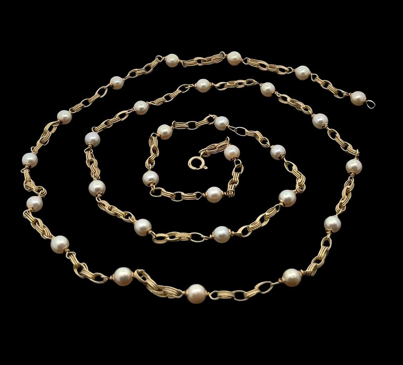 -A. Stone
(29) Perle coltivate autentiche - Forma rotonda - Colore Whiting con bella lucentezza - Da 6 mm a 6,4 mm (circa)

Materiale: Oro giallo massiccio 14k
Peso: 29.3 grammi
Tipo di catena: 36