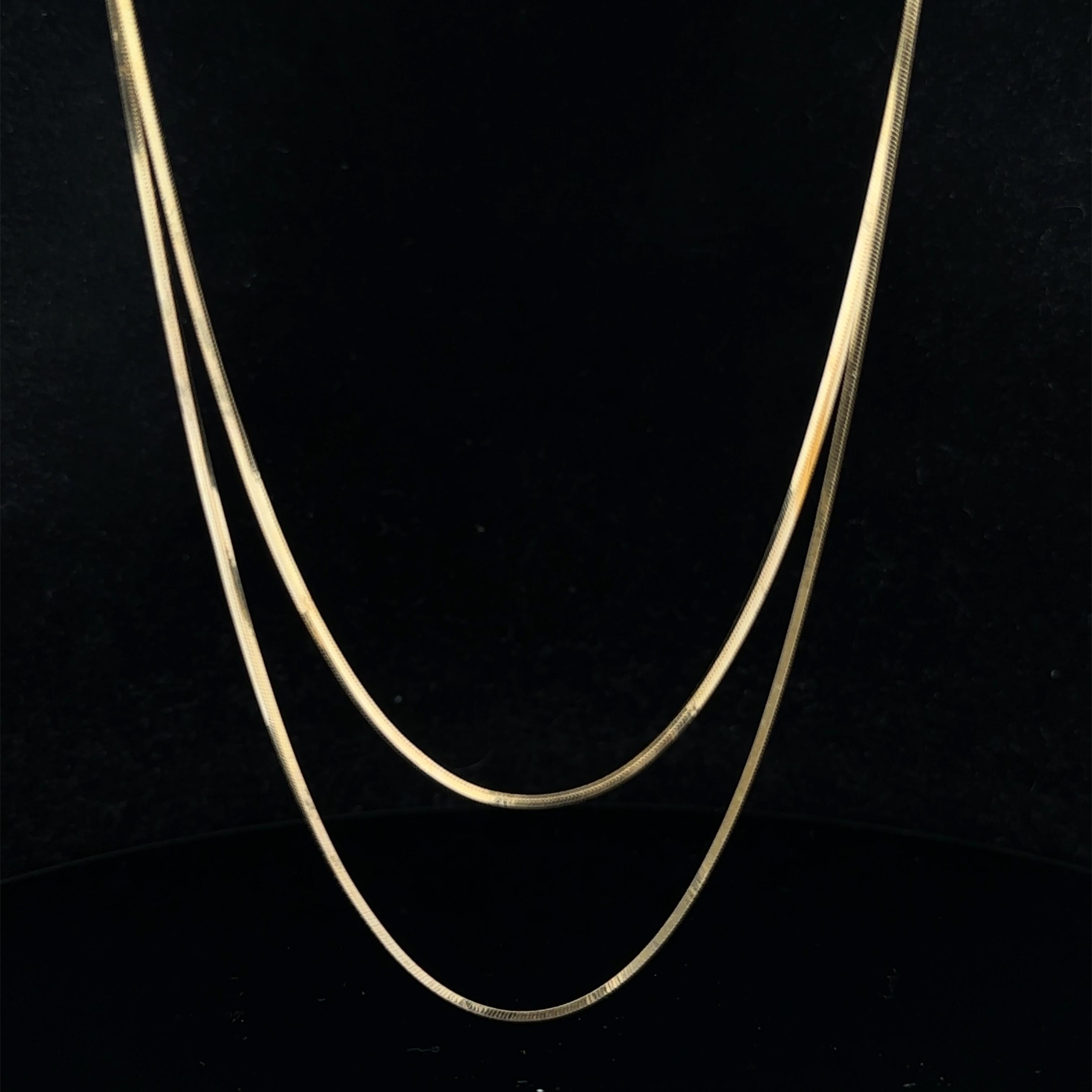 Donna UnoAErre, in oro giallo 14k, è una collana con catena a maglie quadrate da 24
