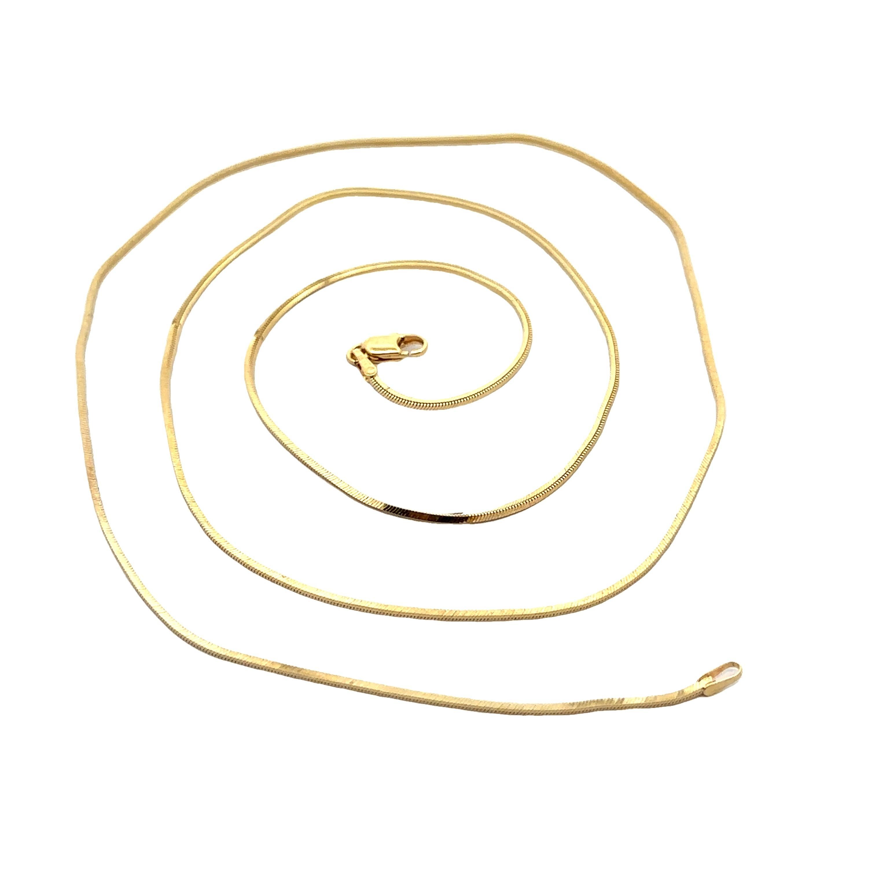 UnoAErre, in oro giallo 14k, è una collana con catena a maglie quadrate da 24