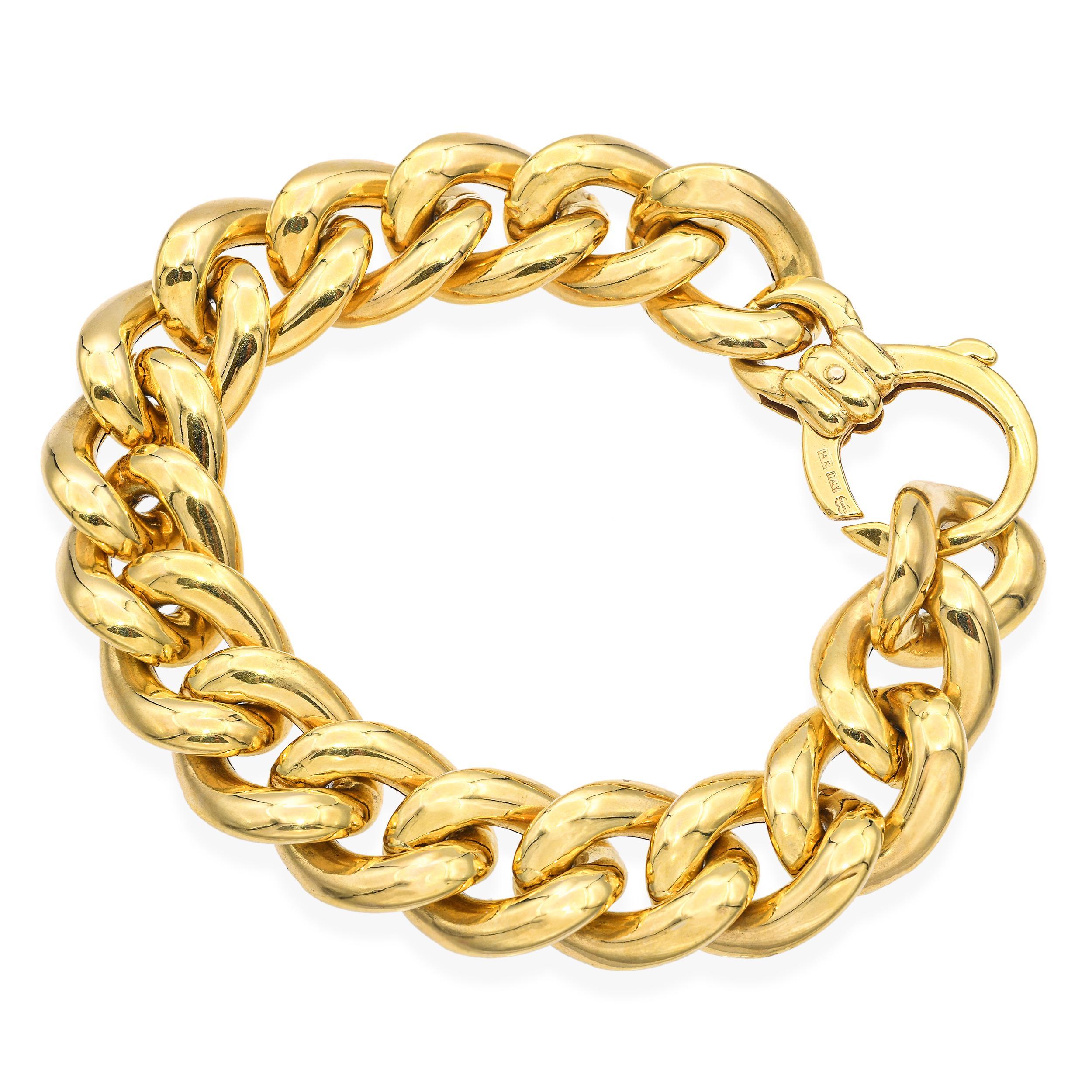 Esta atrevida pulsera está finamente elaborada en oro pulido. La pulsera presenta una serie de eslabones gruesos entrelazados, que crean un aspecto robusto y lujoso.
El cierre es de langosta, lo que garantiza su durabilidad y facilidad de