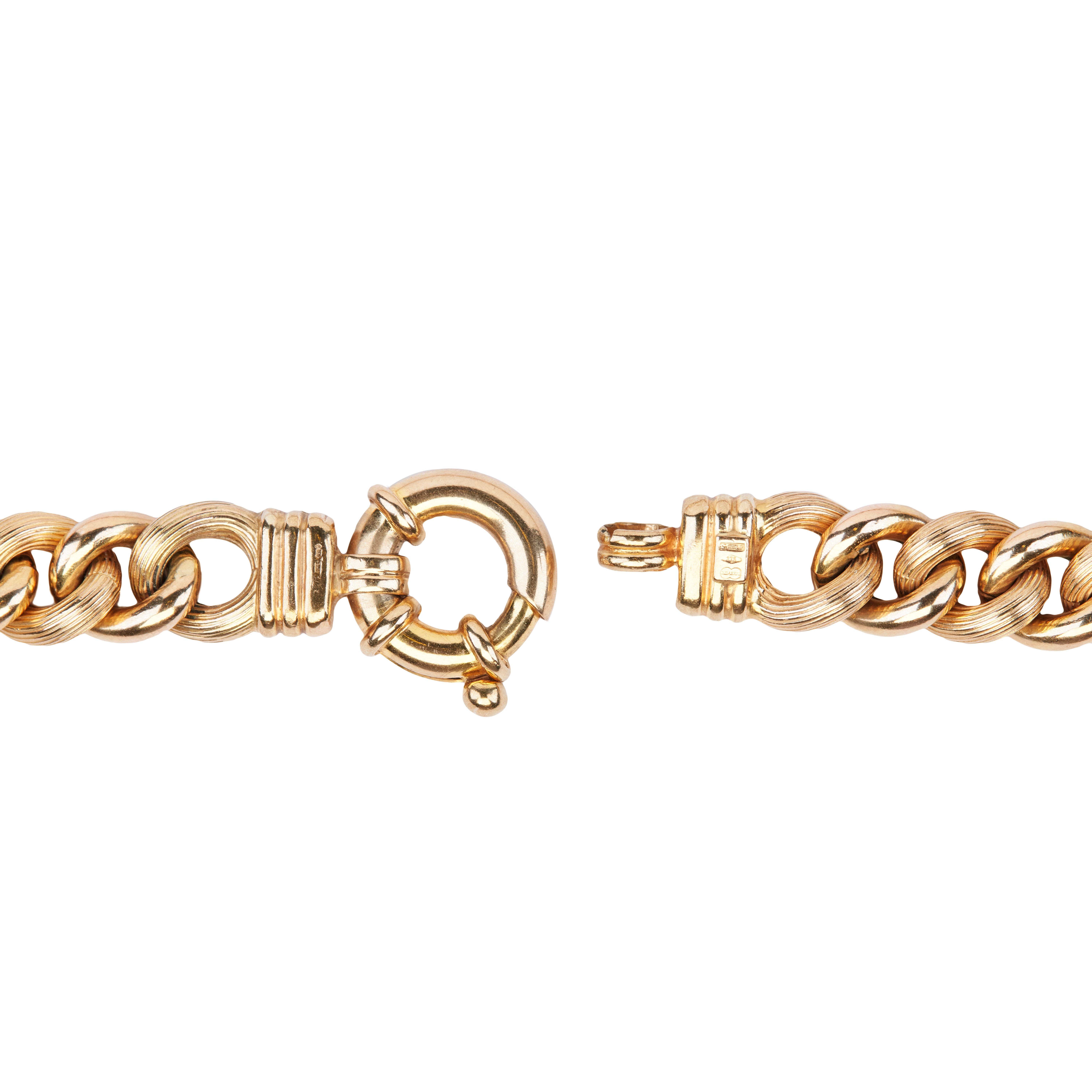 Audacieuse, intemporelle et élégante sans effort, cette chaîne à maillons en or jaune 18 carats est une pièce exceptionnelle qui a sa place dans toutes les collections de bijoux.

Le collier présente un design complexe et équilibré, avec une