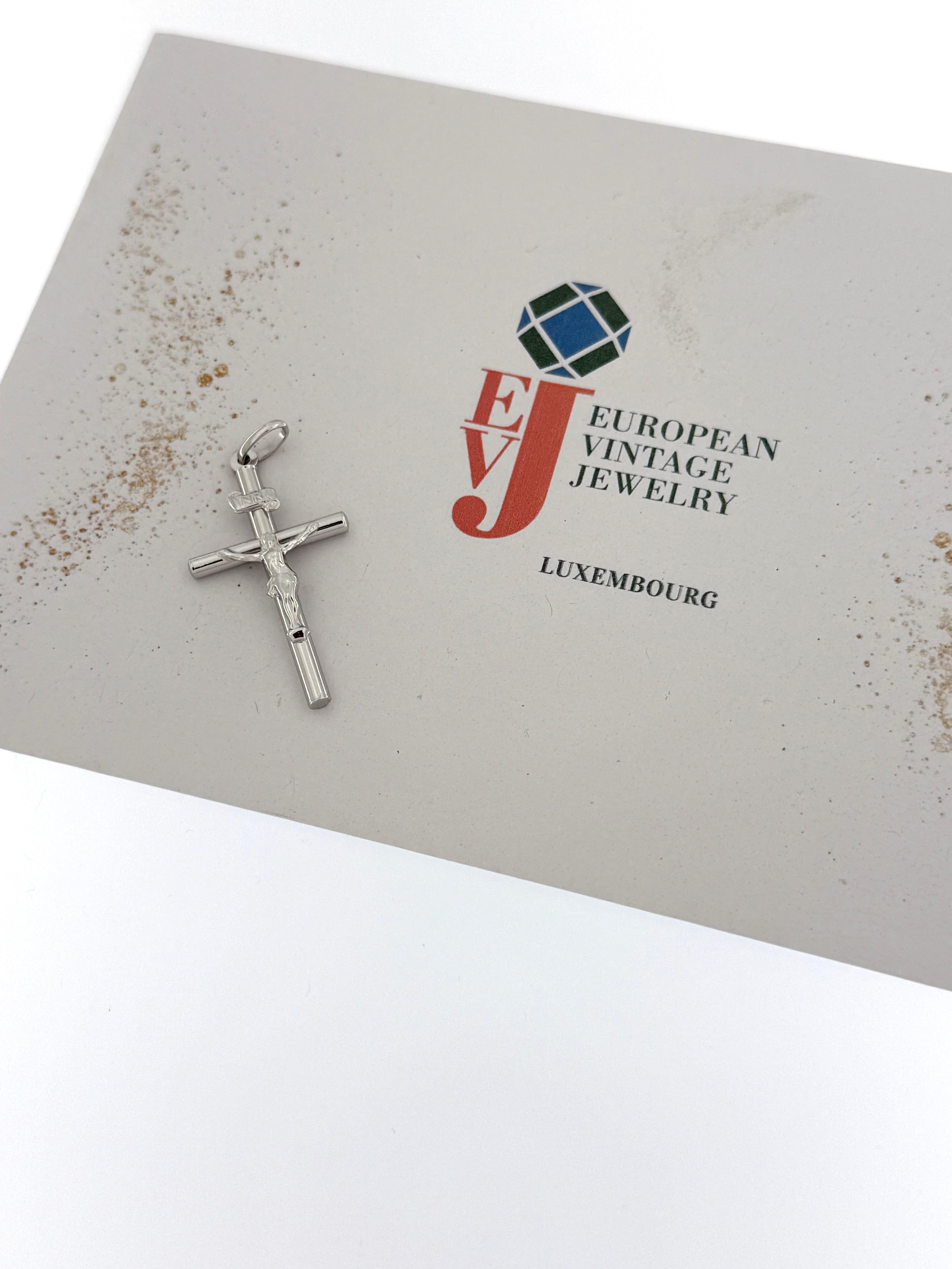This elegant Italian crucifix pendant is crafted by the esteemed goldsmith house **UnoAErre**, known for its excellence in fine jewelry and precious metalwork since 1926. Made from solid 18 karat white gold, the piece features a classic Latin cross