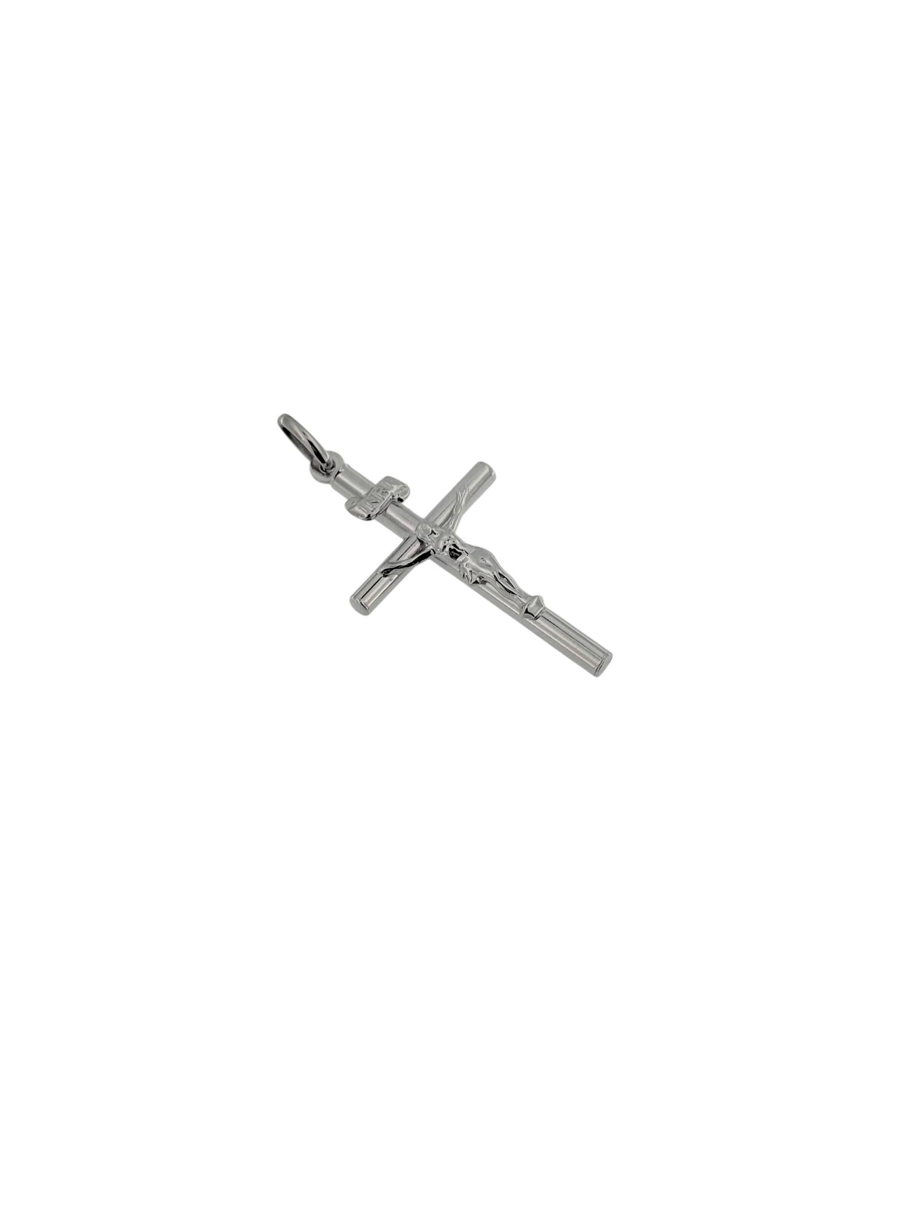 UnoAErre 18 karat White Gold Italian Crucifix In Good Condition For Sale In Esch sur Alzette, Esch-sur-Alzette