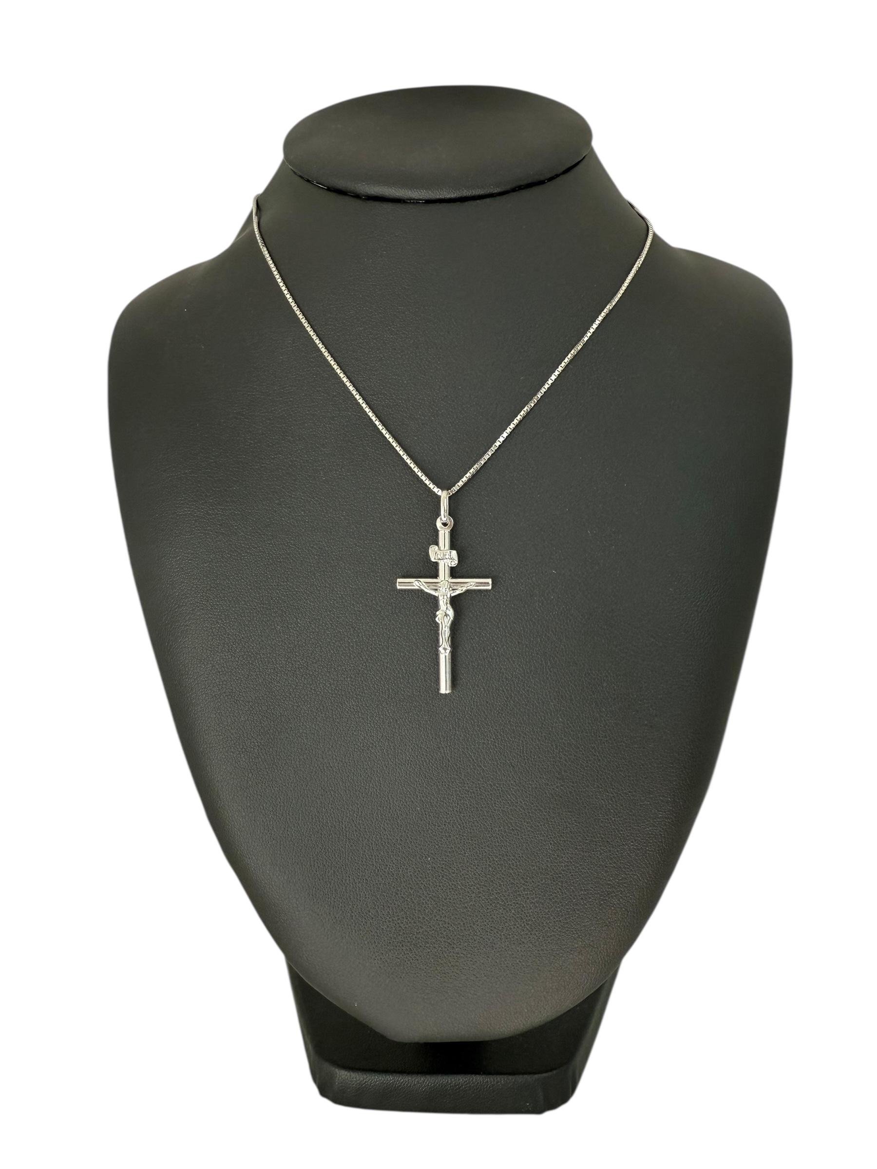 UnoAErre 18 karat White Gold Italian Crucifix For Sale 2