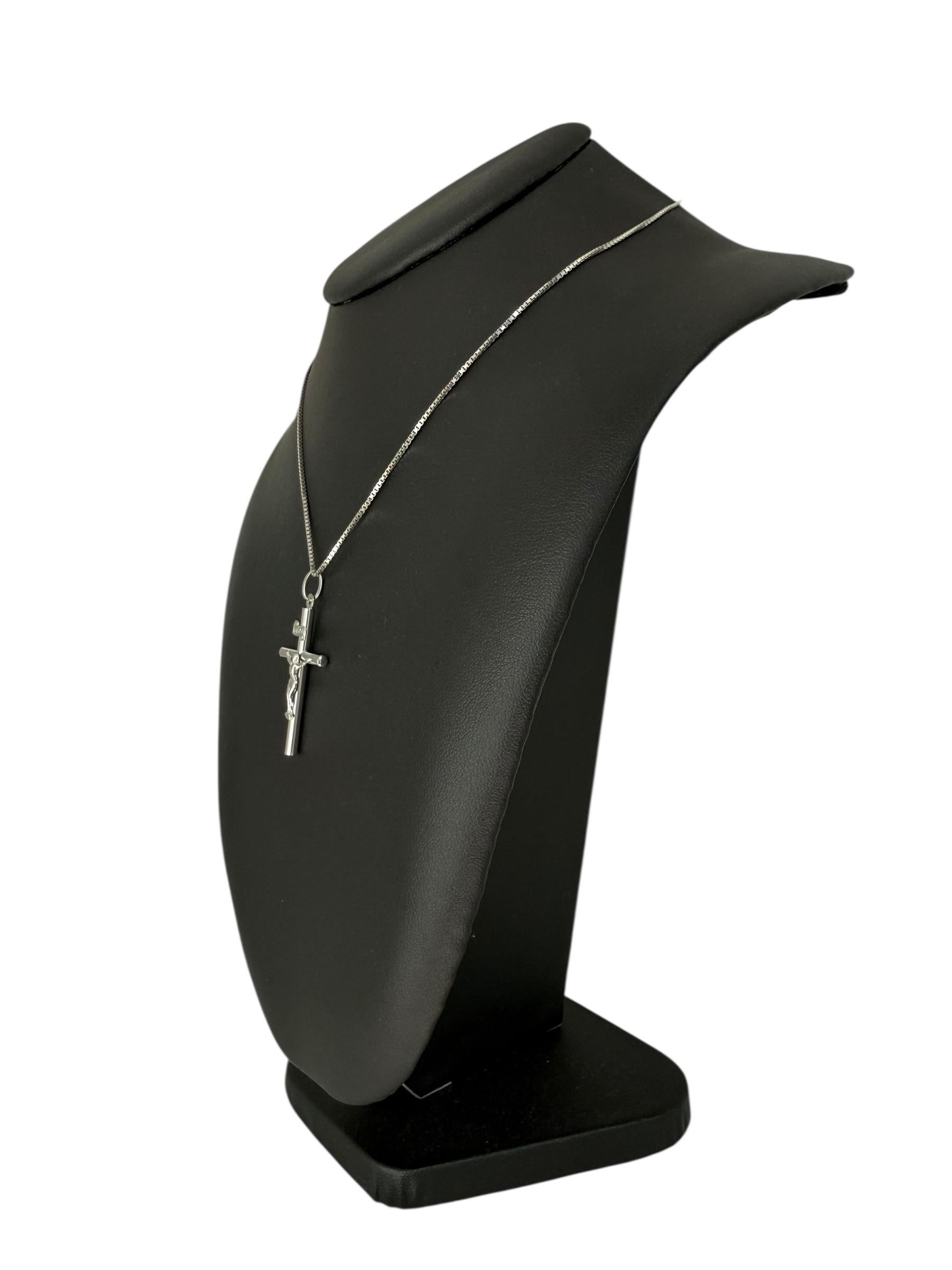 UnoAErre 18 karat White Gold Italian Crucifix For Sale 3