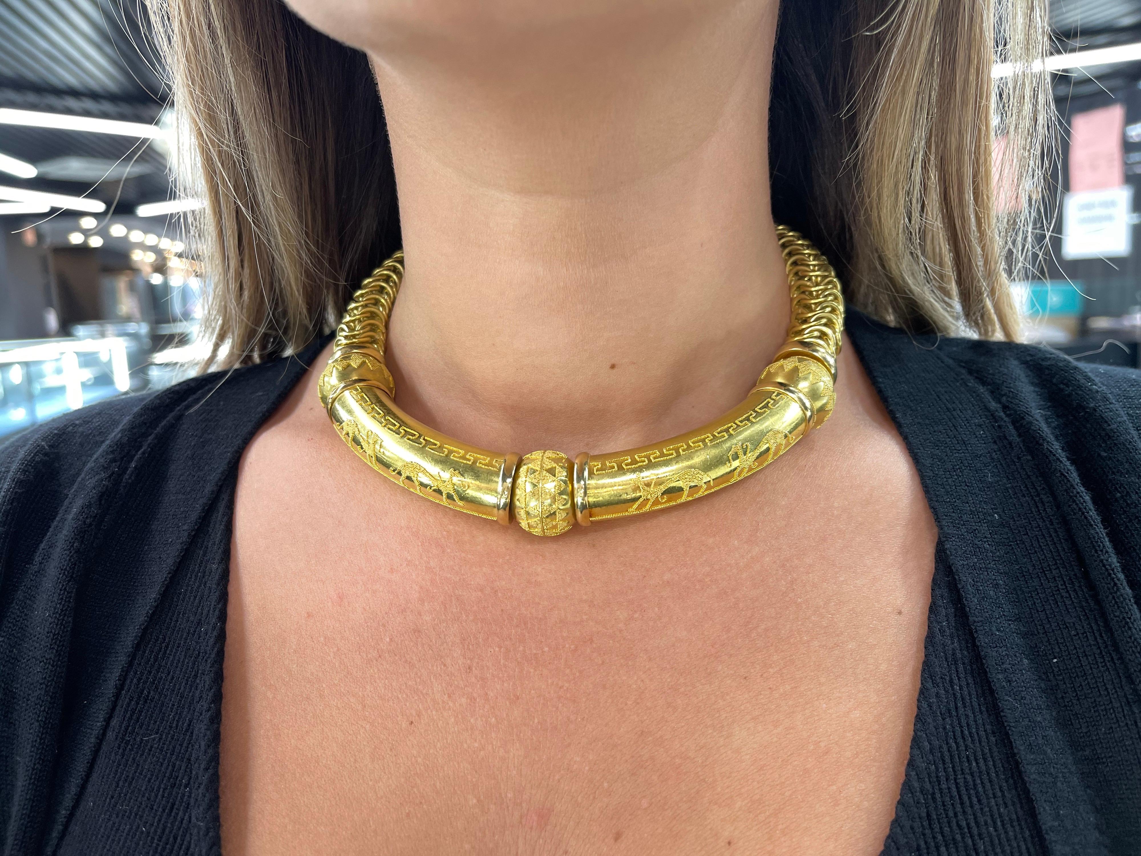 Sehr coole UnoAErre-Halskette mit ägyptischem Perlenmotiv auf der Vorderseite an einer breiten Gliederkette mit einem Gewicht von 146,2 Gramm.
Sitzt gut im Nacken.
Ein tolles Gesprächsthema! 