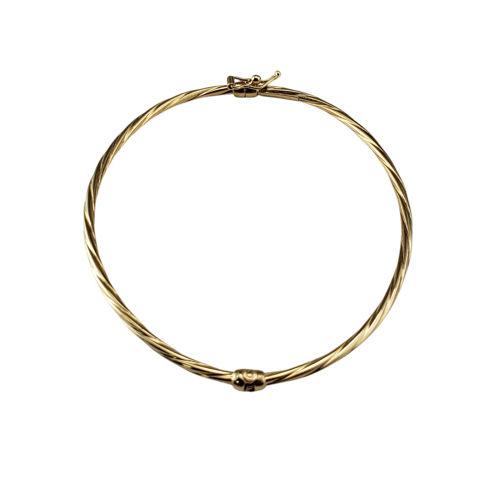 Bracelet torsadé ovale en or jaune 18 carats

Cet élégant bracelet bangle ovale torsadé est réalisé en or jaune 18 carats aux détails minutieux. Fermeture à charnière.

Largeur : 2 mm.

Taille : 7,25 pouces de circonférence intérieure

Poids : 1.9