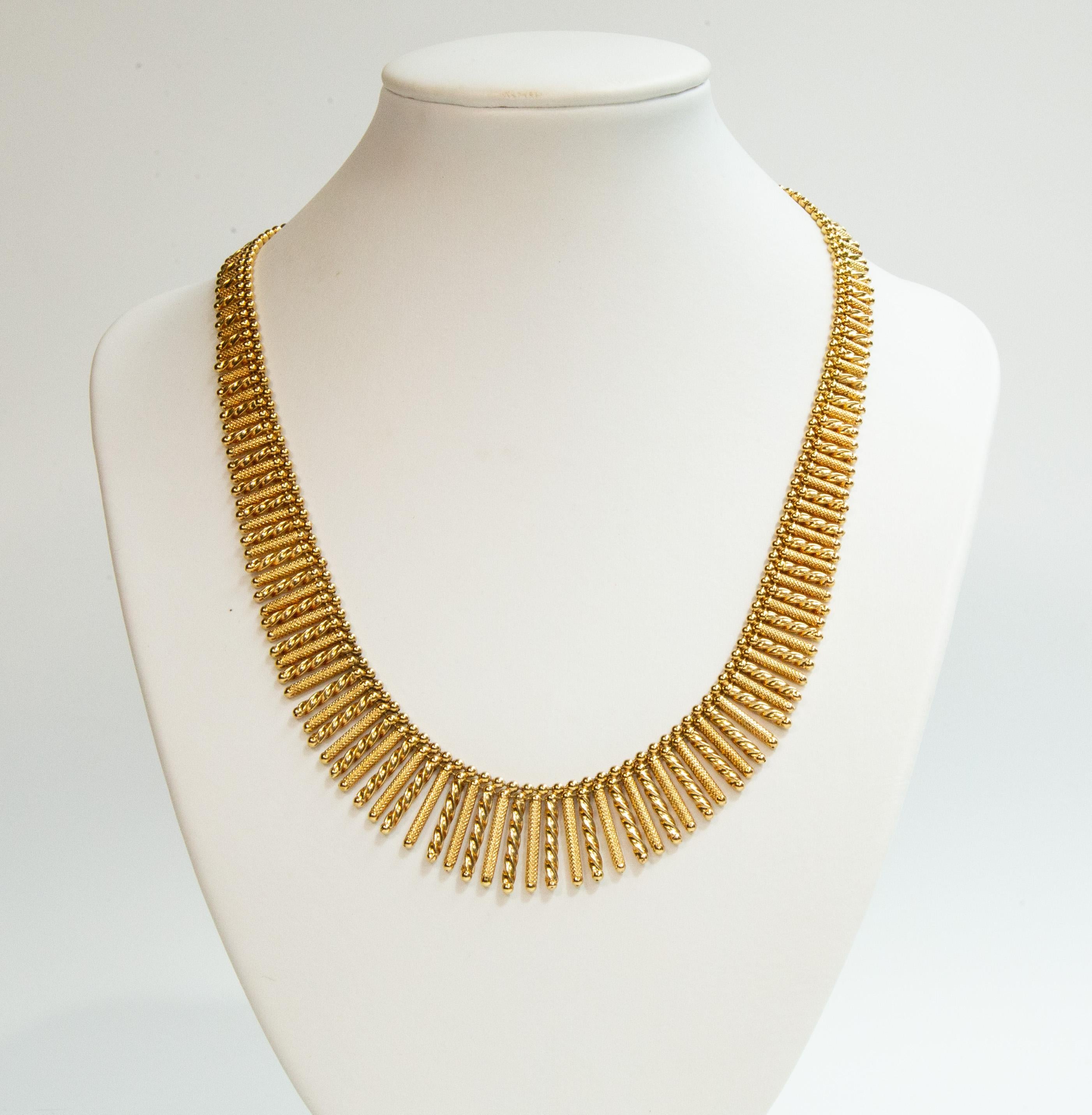 Collier italien vintage à franges graduées en or jaune massif 18 carats, fabriqué par Uno-A-Erre dans les années 1960. Le collier se compose de tiges texturées et torsadées à extrémité ouverte, suspendues à un seul fil de perles. Il est doté d'un