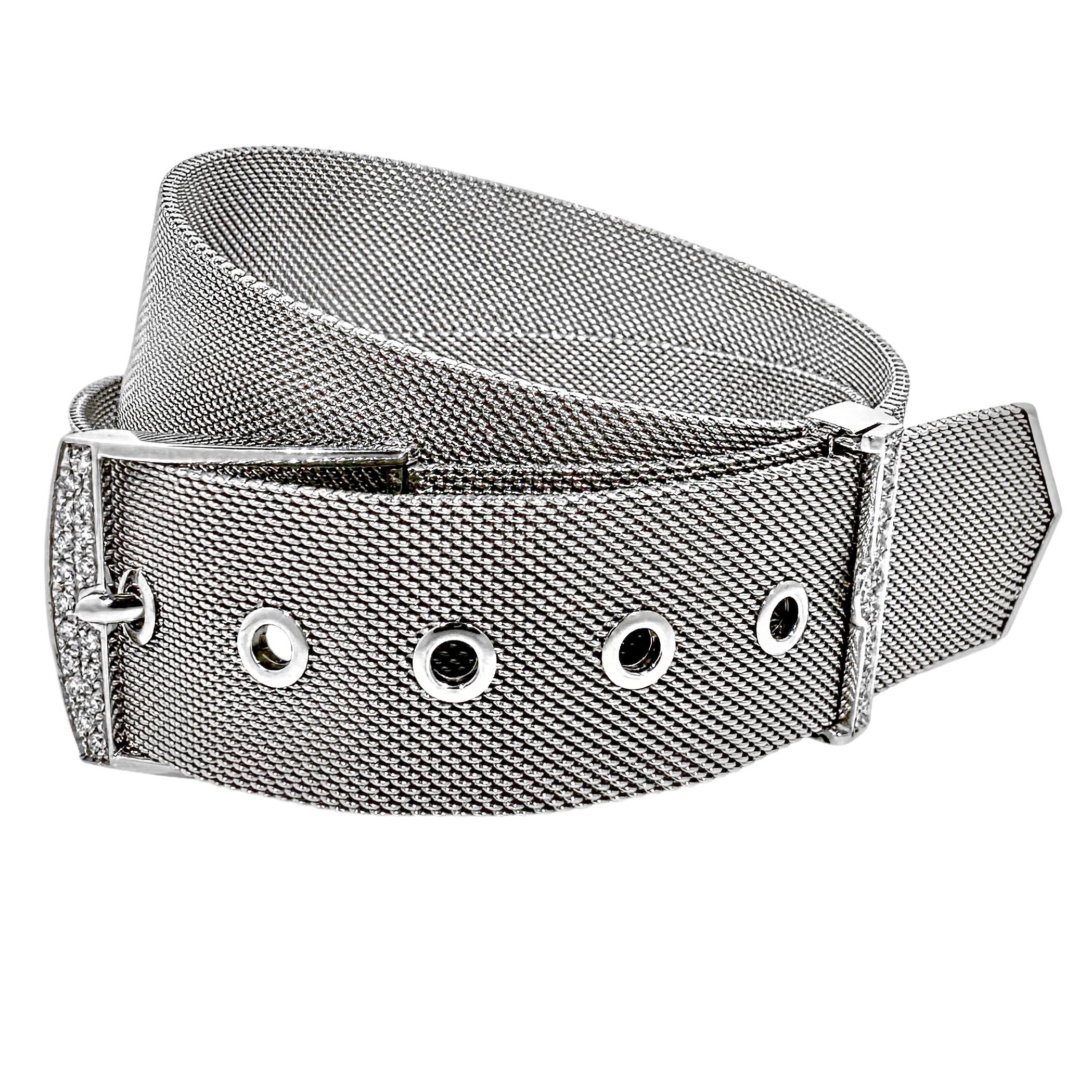 Dieses fantasievolle Armband aus 18 Karat Weißgold im Vintage-Stil, das von der renommierten italienischen Manufaktur UnoAErre hergestellt wird, ist präzise gearbeitet und in einem kühnen Maßstab gestaltet. Die Hersteller begannen ihre