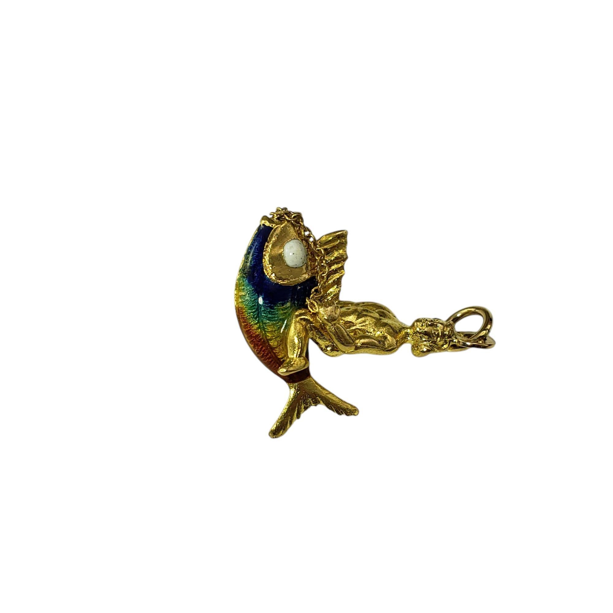 UnoAErre Or Jaune 18K Poseidon Chevauchant Charm de poisson en émail-

Cette breloque vintage en or jaune 18 carats présente une représentation ludique de Poséidon chevauchant un poisson, mise en valeur par un émail vibrant et un or de haute