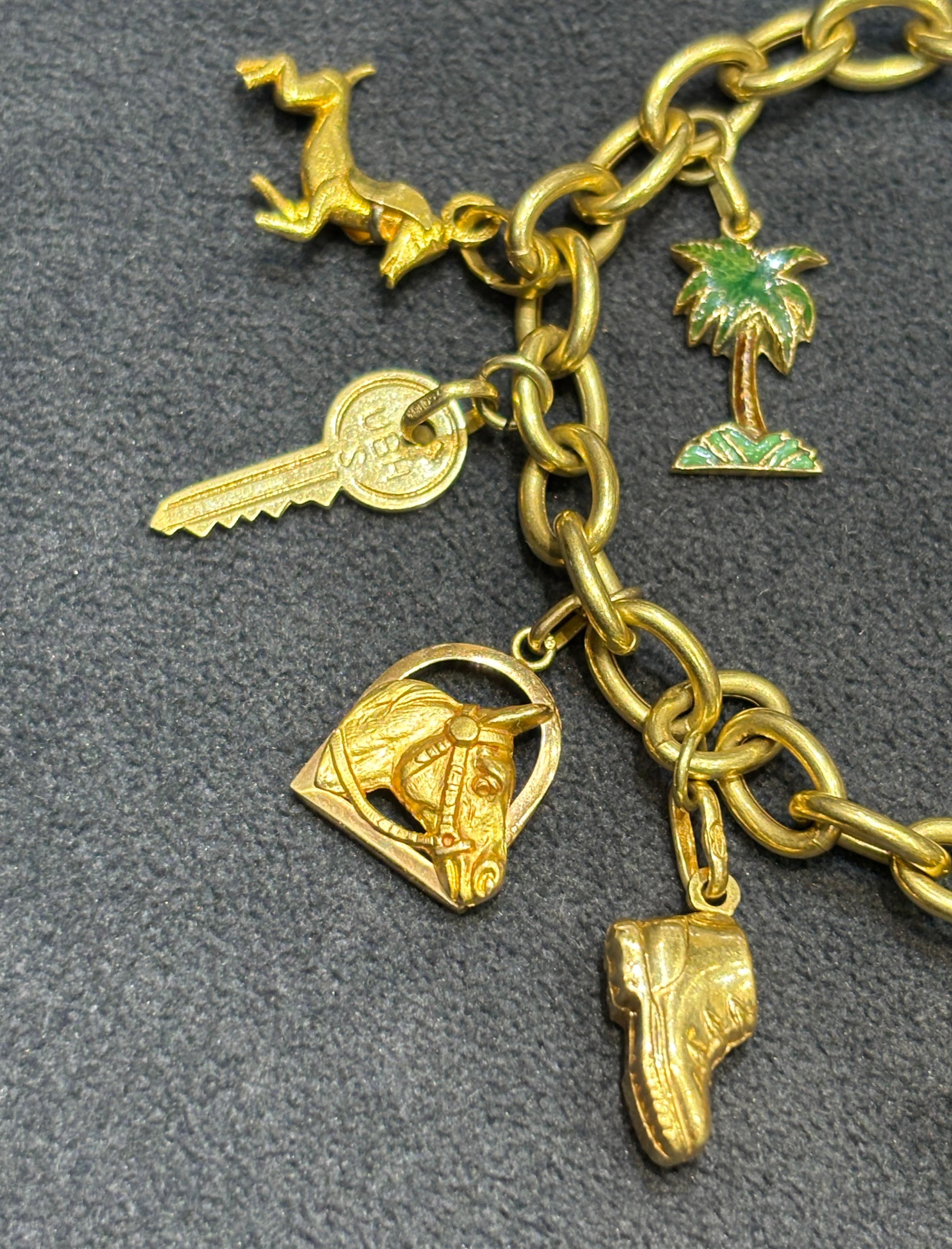 UnoAErre 1970er Jahre 18k Gold Armband mit 10 original geprägten Charms (Zeitgenössisch) im Angebot