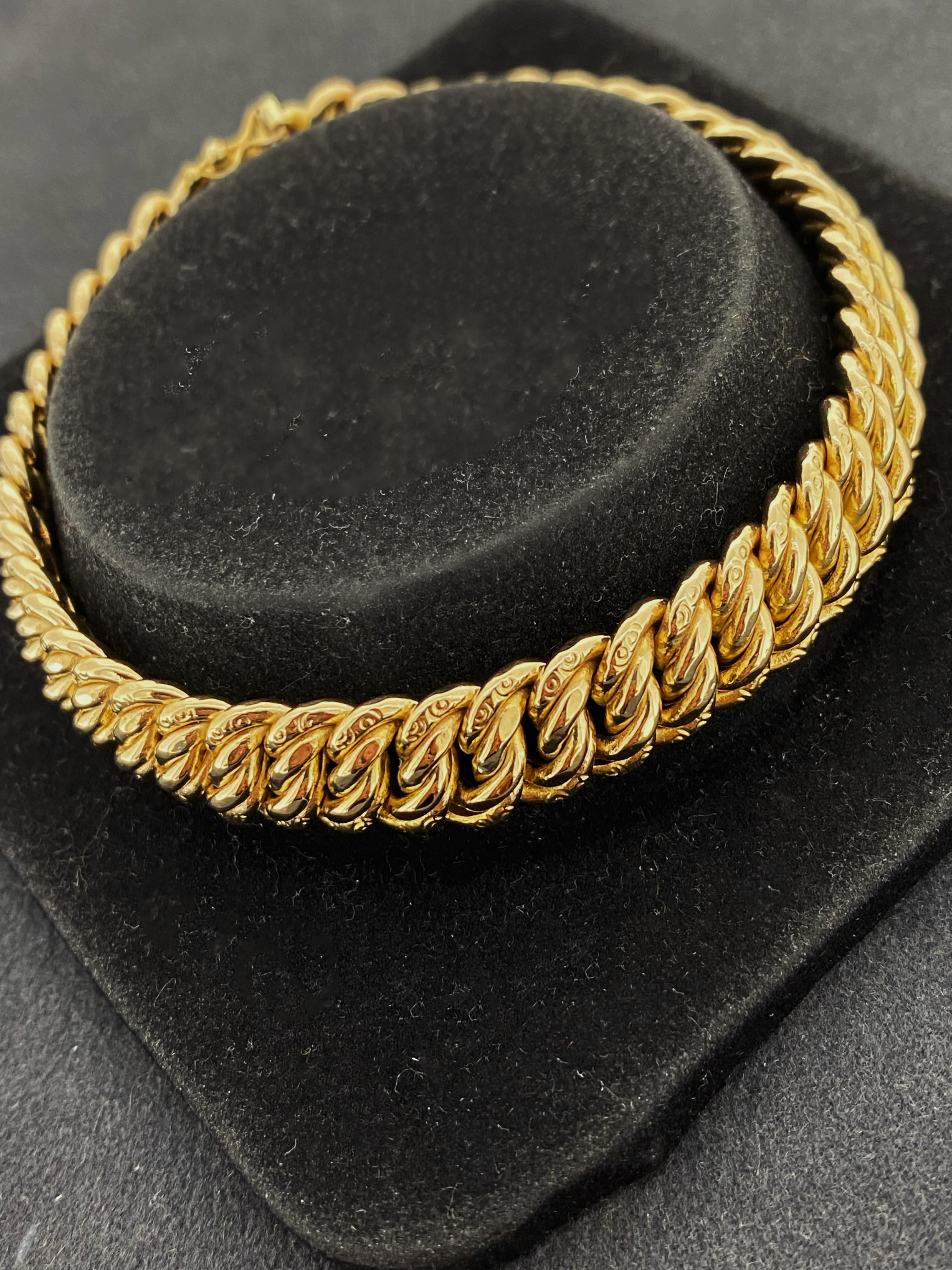 Di provenienza italiana, 
questo magnifico bracciale è retrò anni '60,
realizzato dal rinomato marchio italiano UnoAErre 
(fondata nel 1926)

Meticolosamente realizzato in oro giallo 9 carati, 
Il bracciale a 4 file di maglie è caratterizzato da una