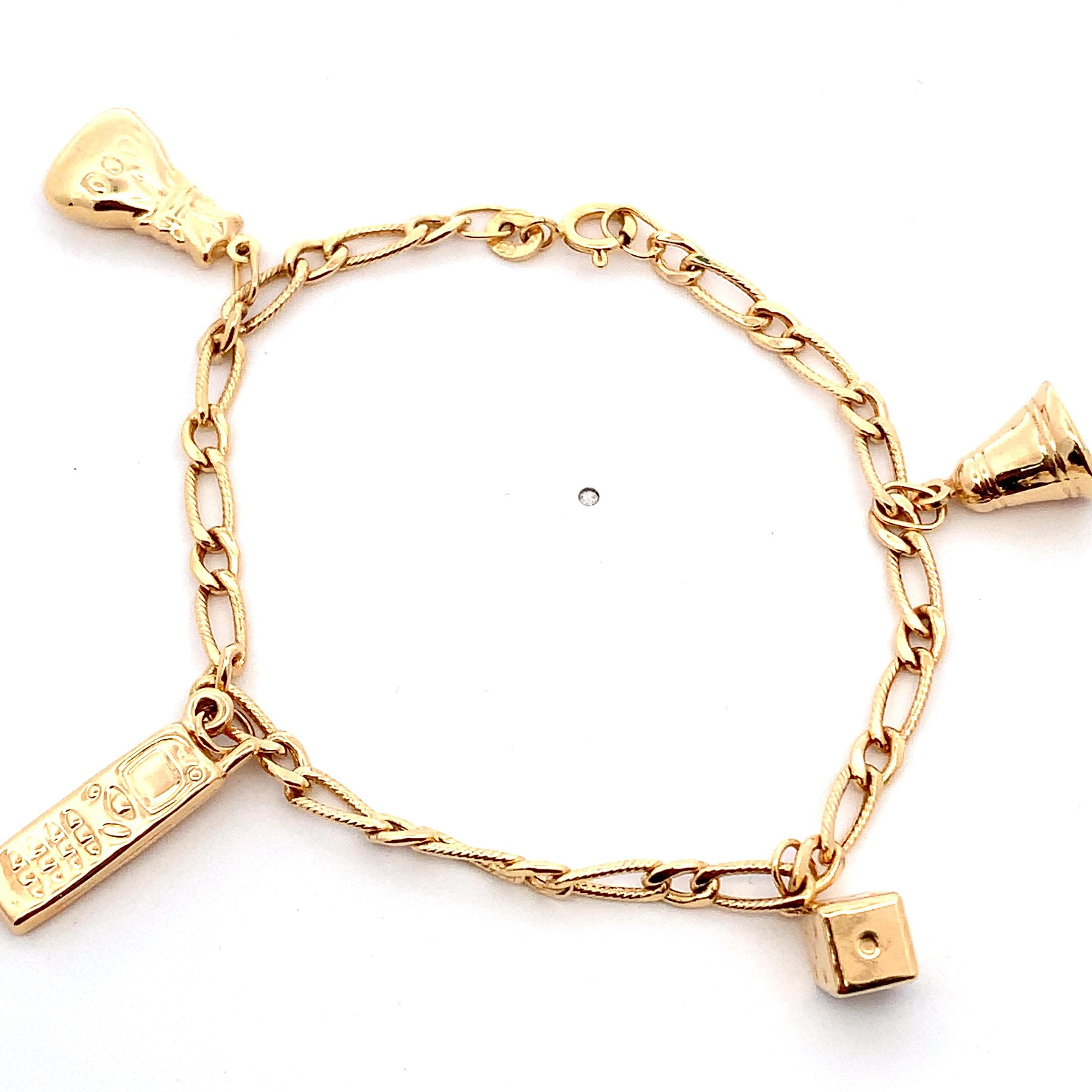 Unoaerre chunky yellow gold charm bracelet In New Condition For Sale In London, GB