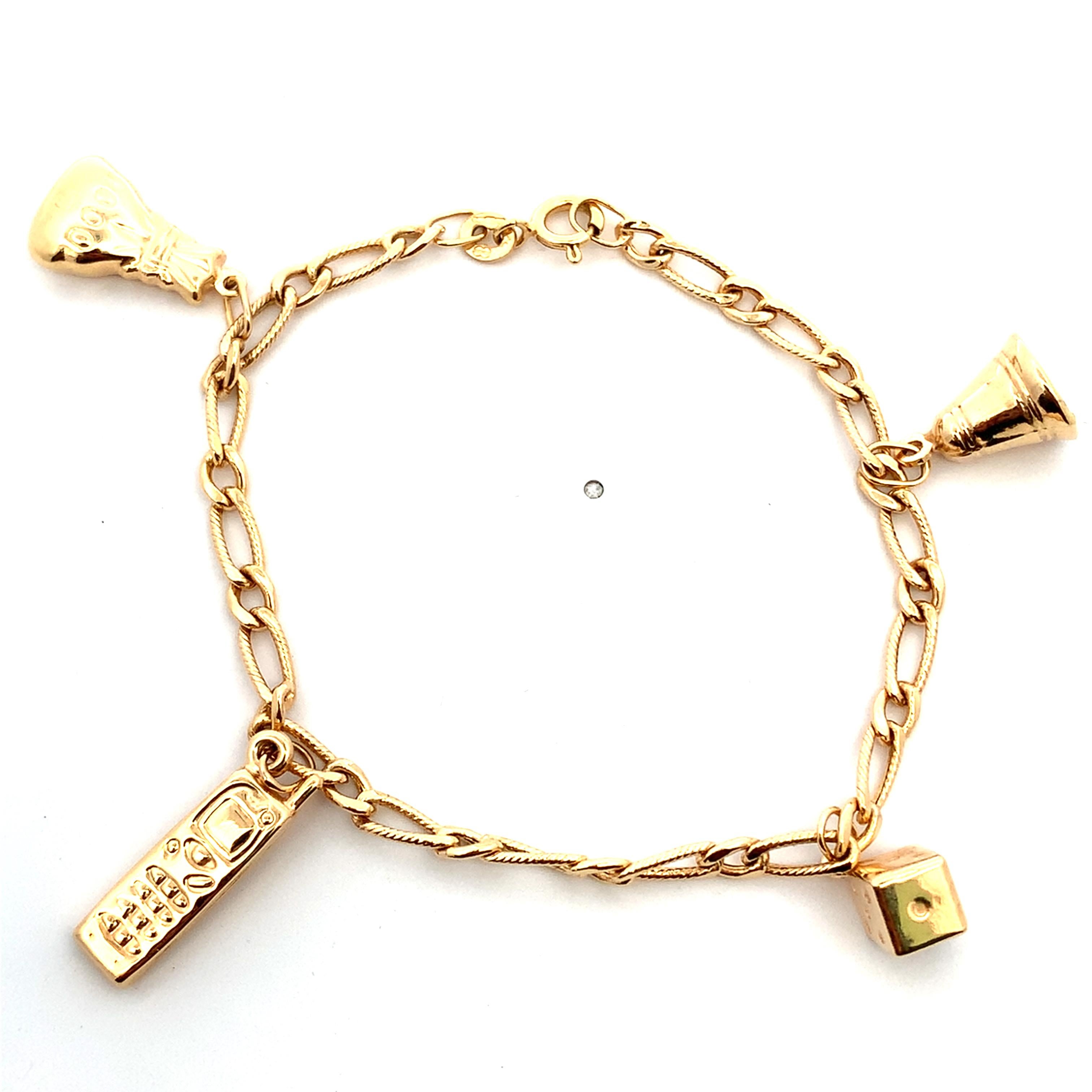 Unoaerre chunky yellow gold charm bracelet For Sale 1