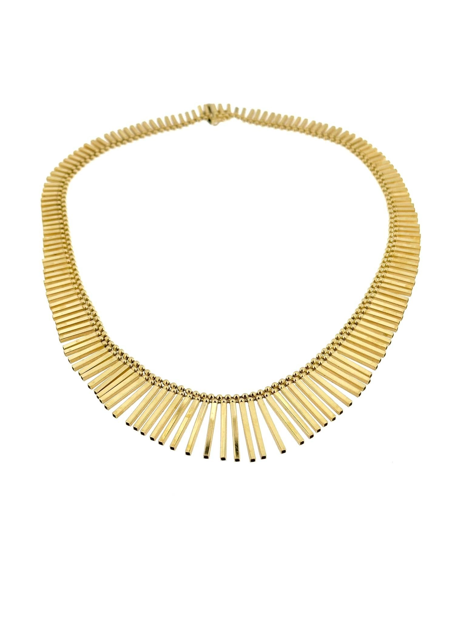 The Unoaerre Fringe Retro Yellow Gold Necklace is a luxurious and stylish piece of jewelry known for its high-quality craftsmanship and classic design. 

The Unoaerre Fringe Retro Gold Necklace is an exquisite piece crafted from 18kt yellow gold,