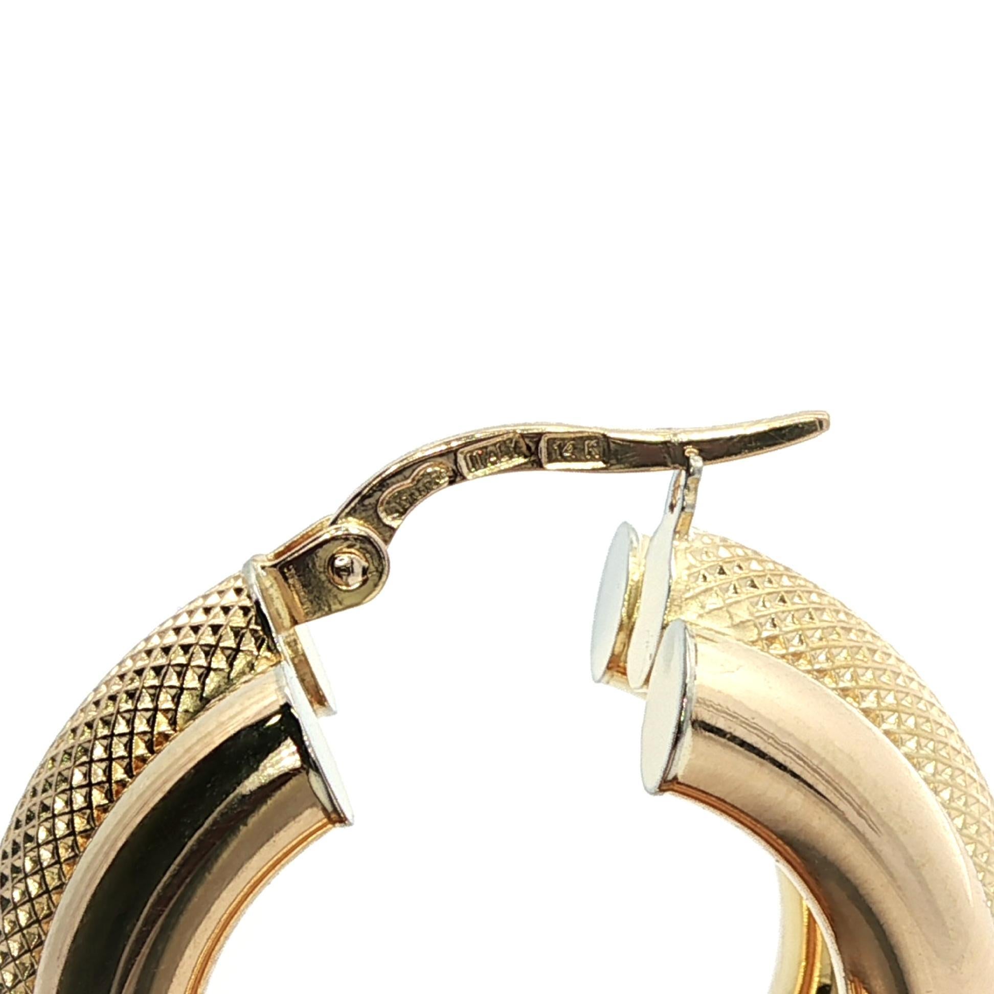 UnoAErre - Orecchini a cerchio in oro giallo 14k con tubo largo e testurizzato da 25mm in vendita 6