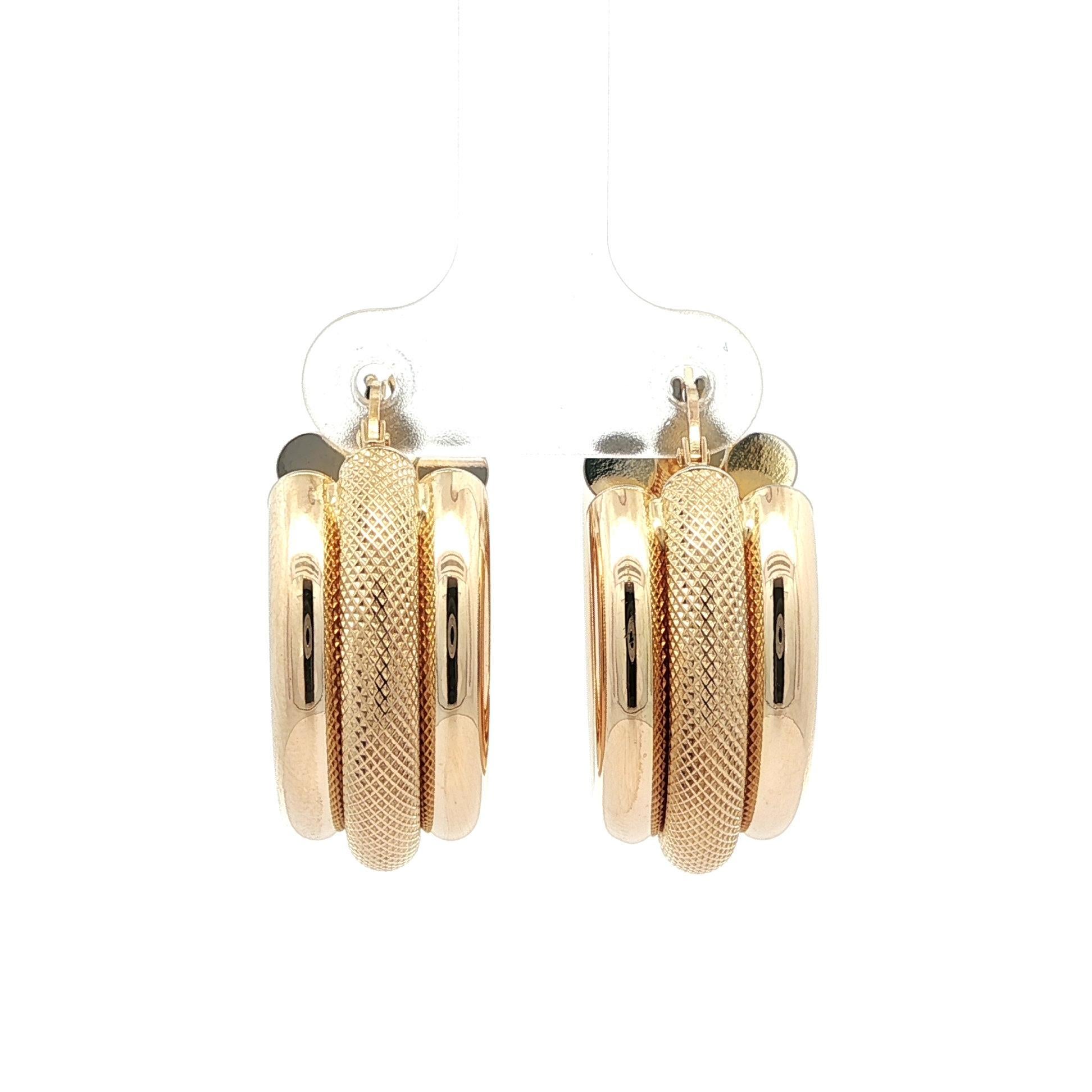 Materiale: Oro giallo massiccio 14k - Italiano
Peso: 8,5 grammi
Altezza complessiva: 26,8 mm (1,00