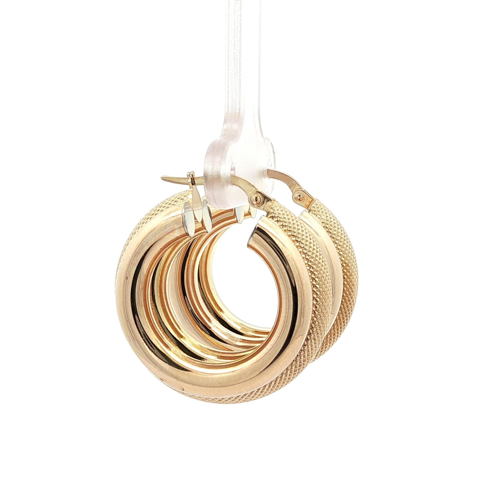 Donna UnoAErre - Orecchini a cerchio in oro giallo 14k con tubo largo e testurizzato da 25mm in vendita