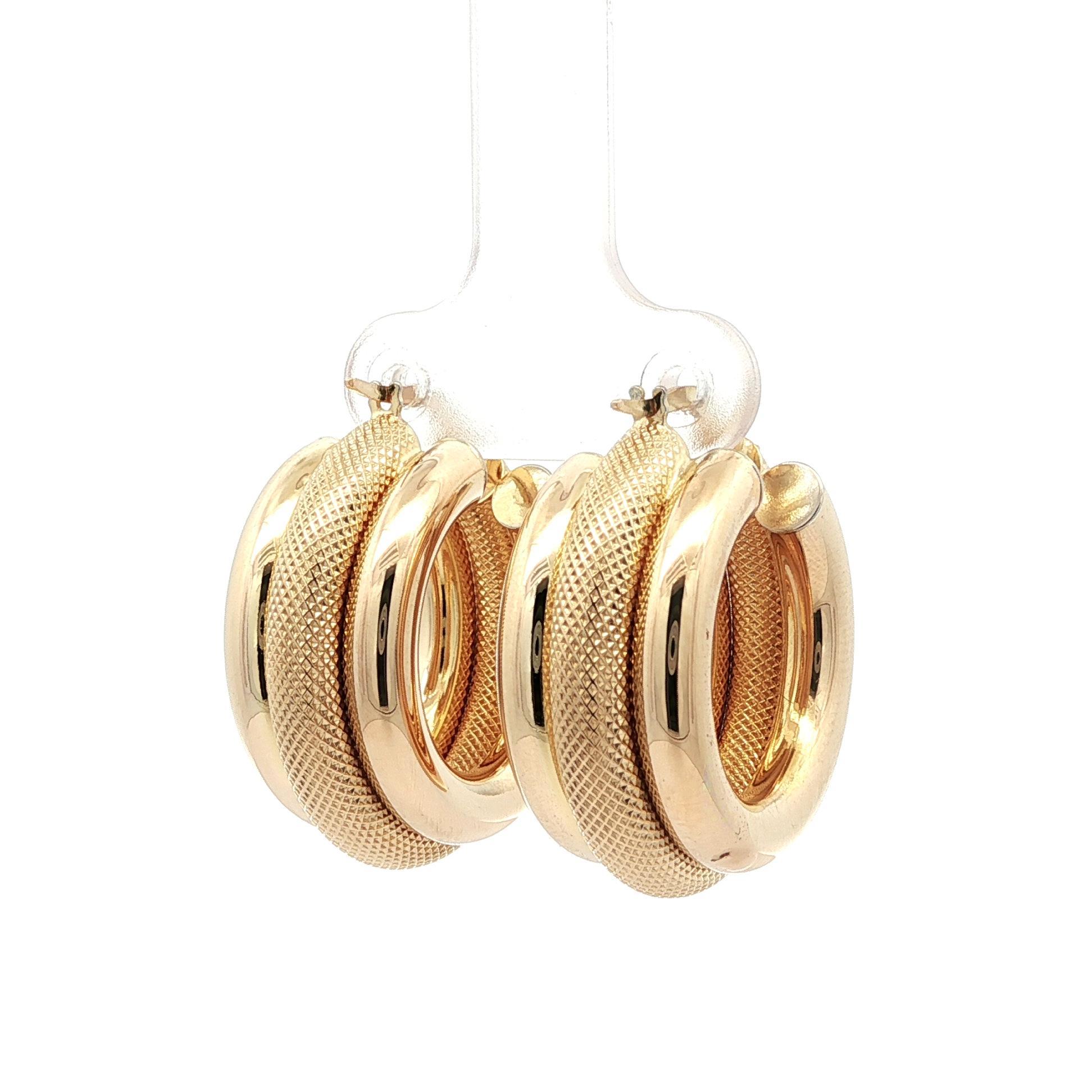 UnoAErre - Orecchini a cerchio in oro giallo 14k con tubo largo e testurizzato da 25mm in vendita 1