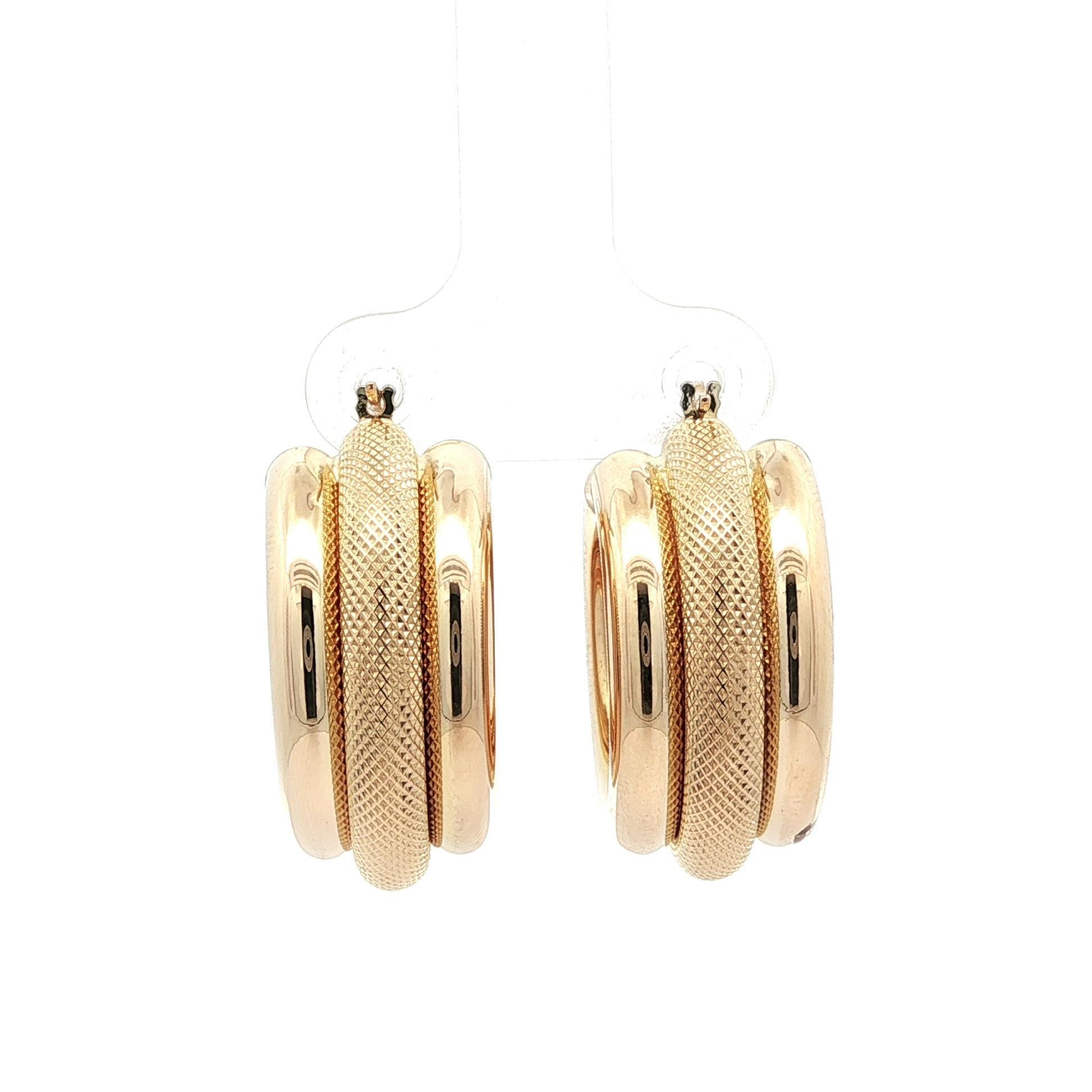 UnoAErre - Orecchini a cerchio in oro giallo 14k con tubo largo e testurizzato da 25mm in vendita 2