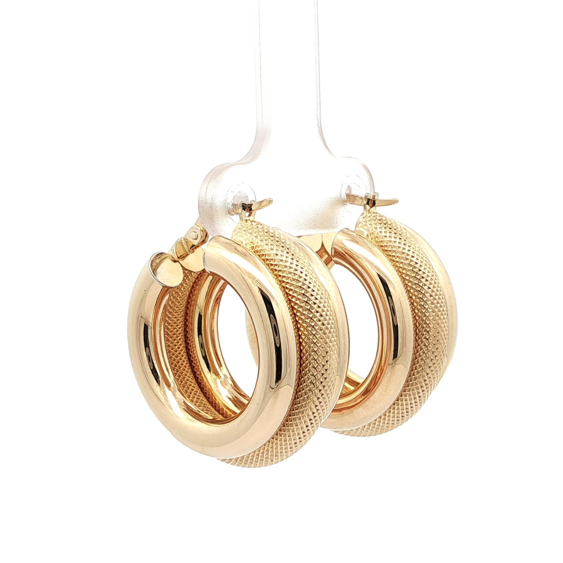 UnoAErre - Orecchini a cerchio in oro giallo 14k con tubo largo e testurizzato da 25mm in vendita 3