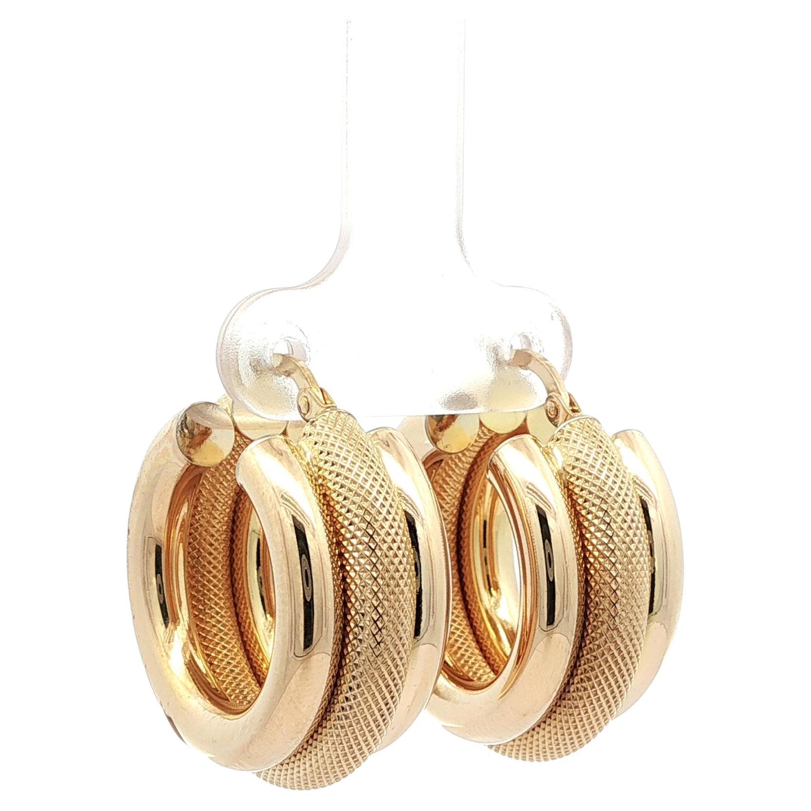 UnoAErre - Orecchini a cerchio in oro giallo 14k con tubo largo e testurizzato da 25mm in vendita