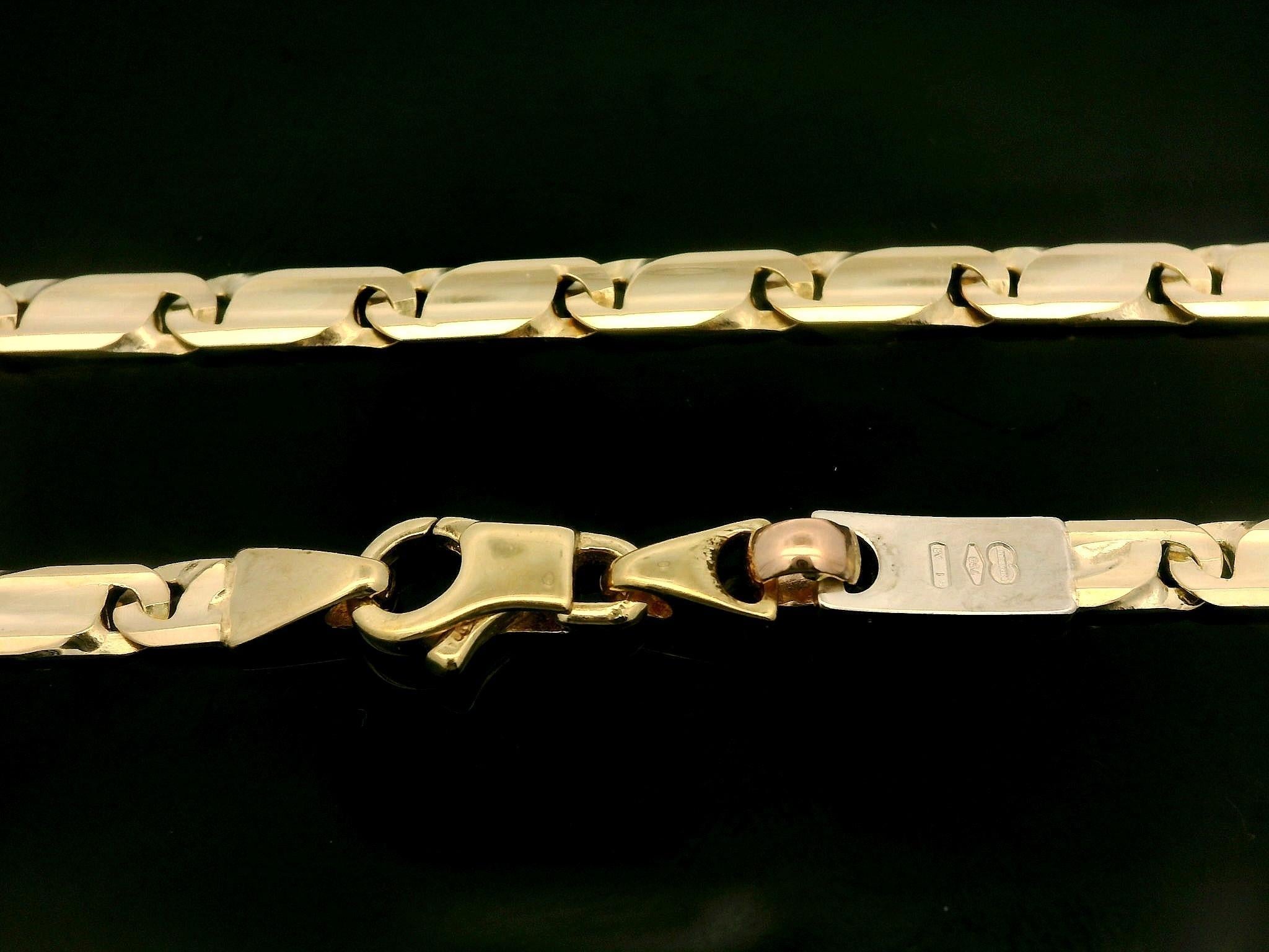Donna UnoAErre è una collana italiana in oro massiccio 18k con catena a maglie piatte e lucide. in vendita