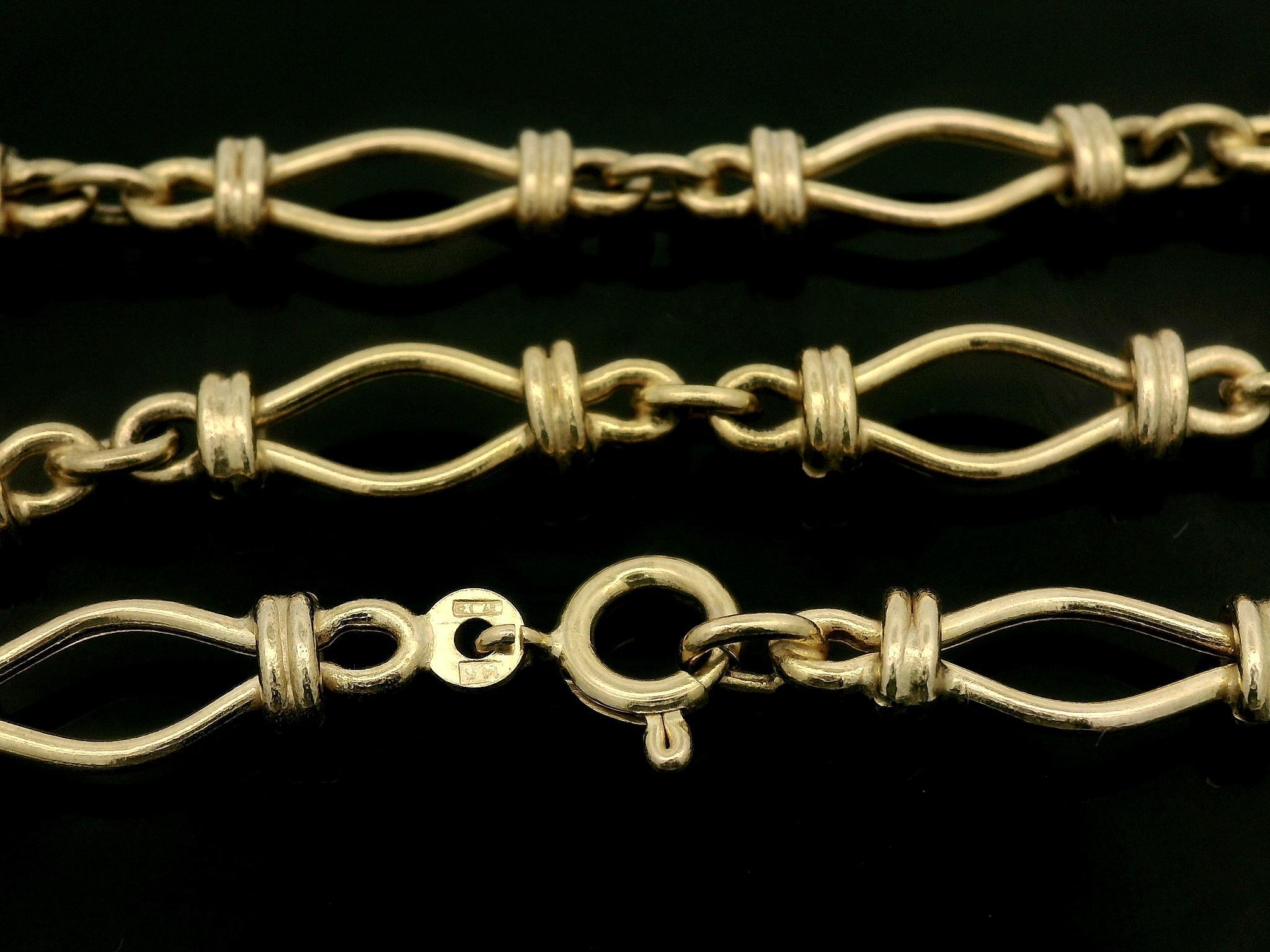 UnoAErre è una collana a catena aperta in oro giallo massiccio 14k lunga 36