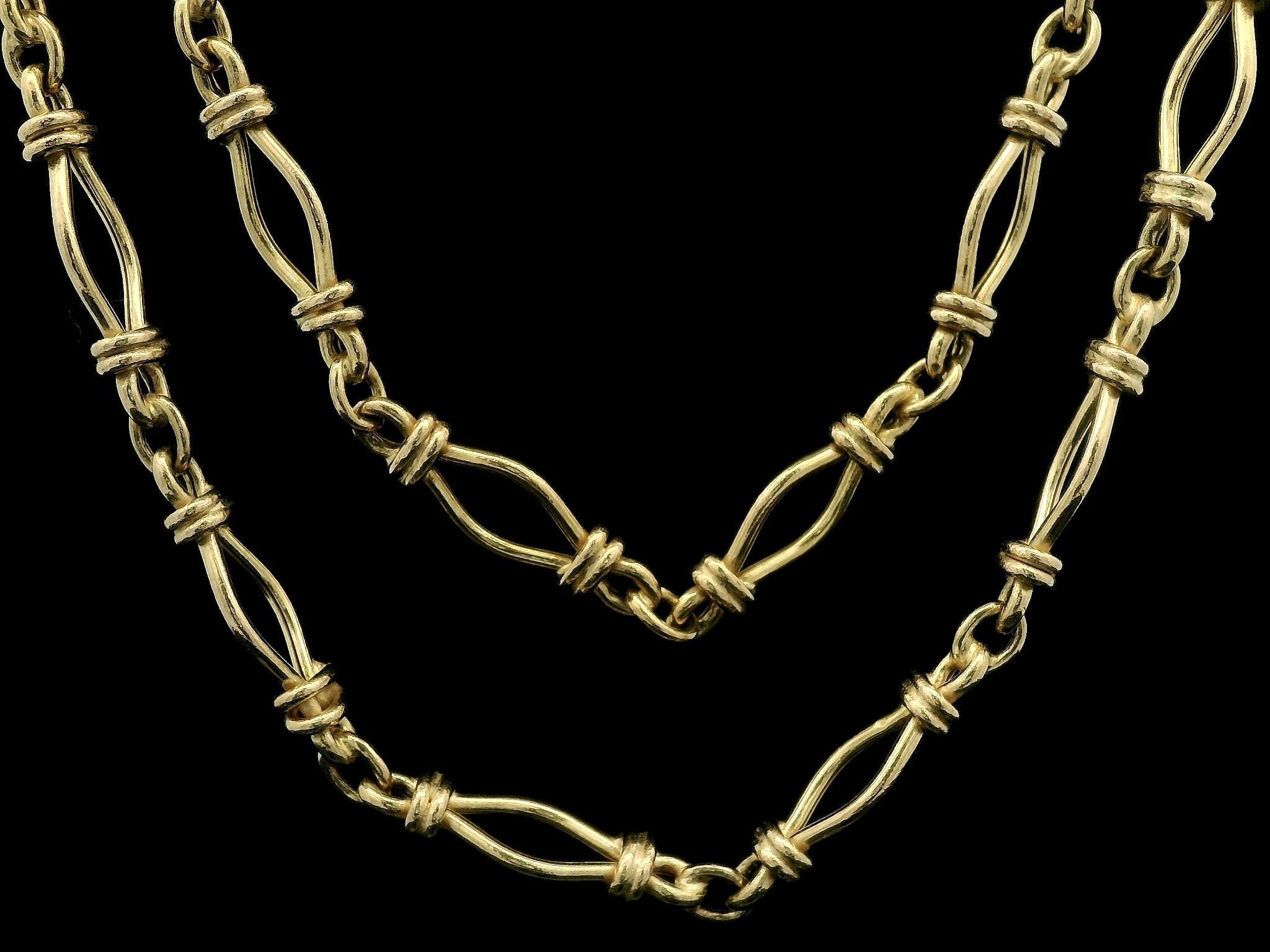 Donna UnoAErre è una collana a catena aperta in oro giallo massiccio 14k lunga 36