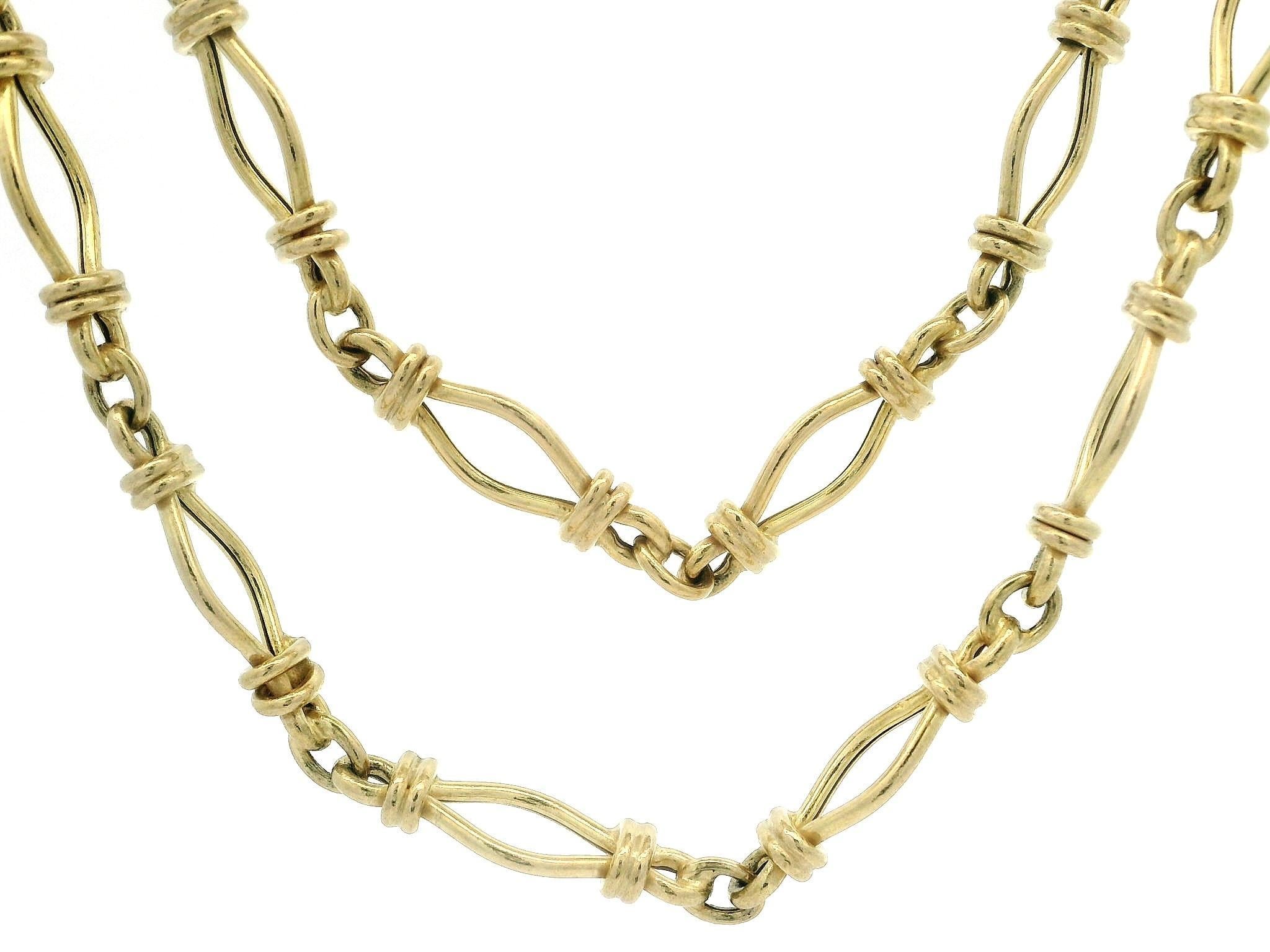 UnoAErre è una collana a catena aperta in oro giallo massiccio 14k lunga 36
