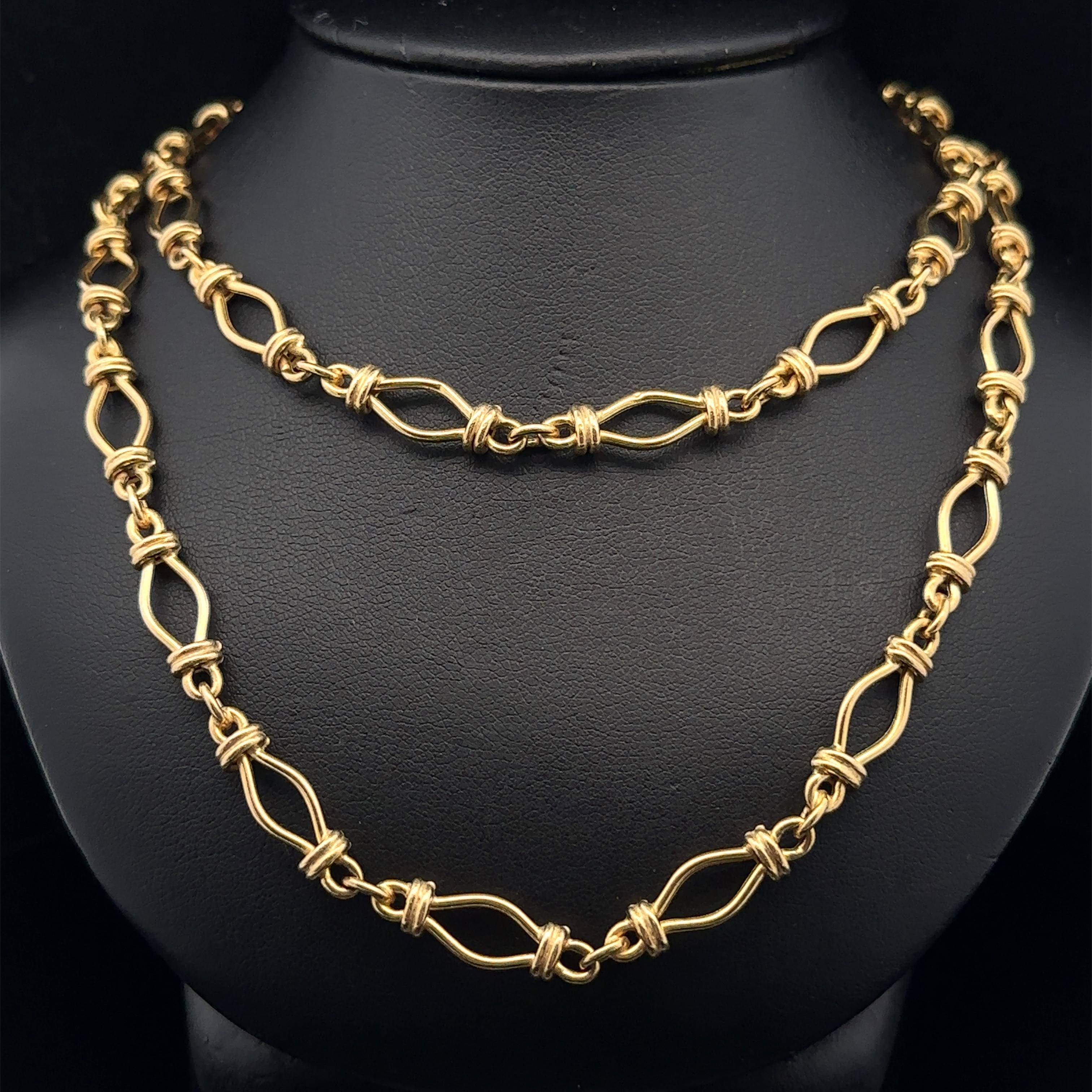 UnoAErre è una collana a catena aperta in oro giallo massiccio 14k lunga 36