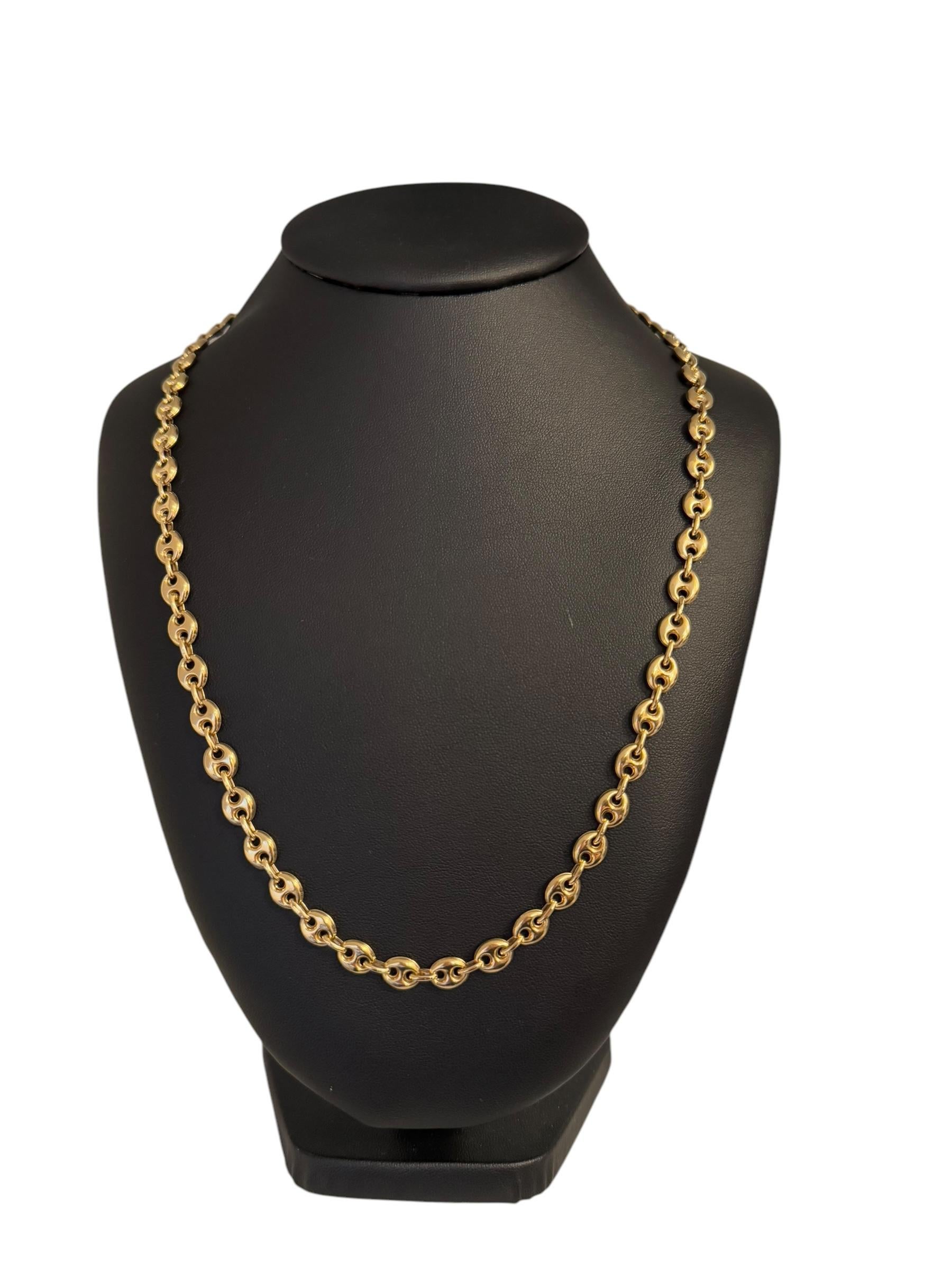 Adoptez l'élégance intemporelle d'inspiration nautique avec le collier à maillons Marin d'UnoAErre, conçu en luxueux or jaune 18 carats. Cette pièce exquise présente l'emblématique design Marin, caractérisé par ses solides maillons ovales imbriqués