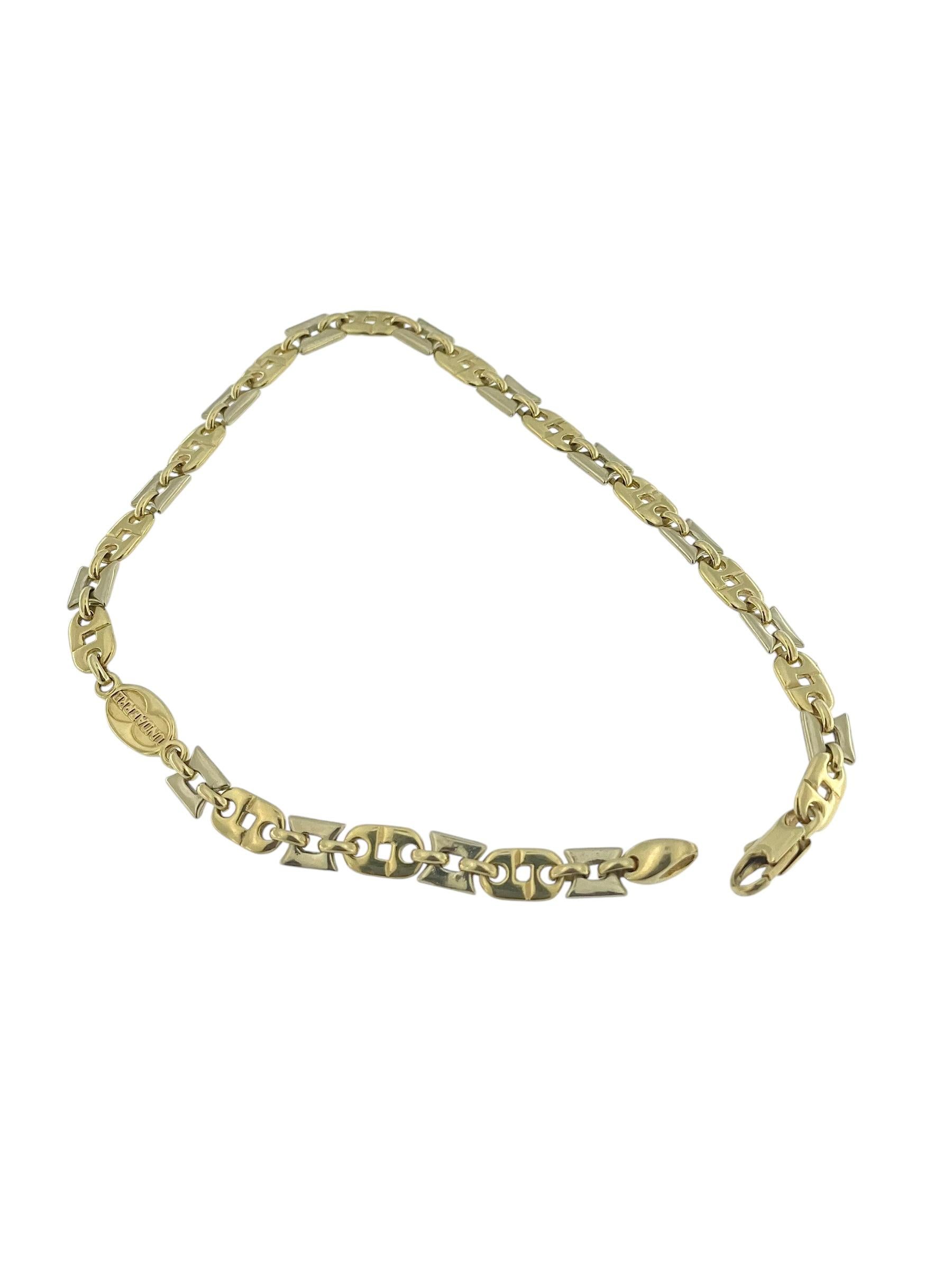 The UnoAErre Yellow and White Gold Bracelet is an elegant and sophisticated piece crafted from 18kt gold, combining yellow and white gold in a seamless, contemporary design. This bracelet features a unique arrangement of alternating squared and oval
