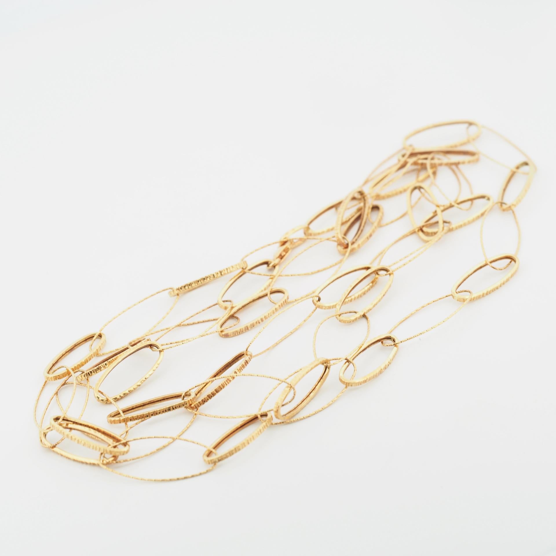 Articolo: Autentica collana UnoAErre con catena a link
A. Stone: ---
Metallo: Oro giallo 18 carati
Lunghezza della catena: 35,43 pollici (90 cm)
Dimensioni di ogni A Link: 16 mm, 22mm 
Peso: 7,4 grammi
Condit: Usato ( alcuni link grandi sono