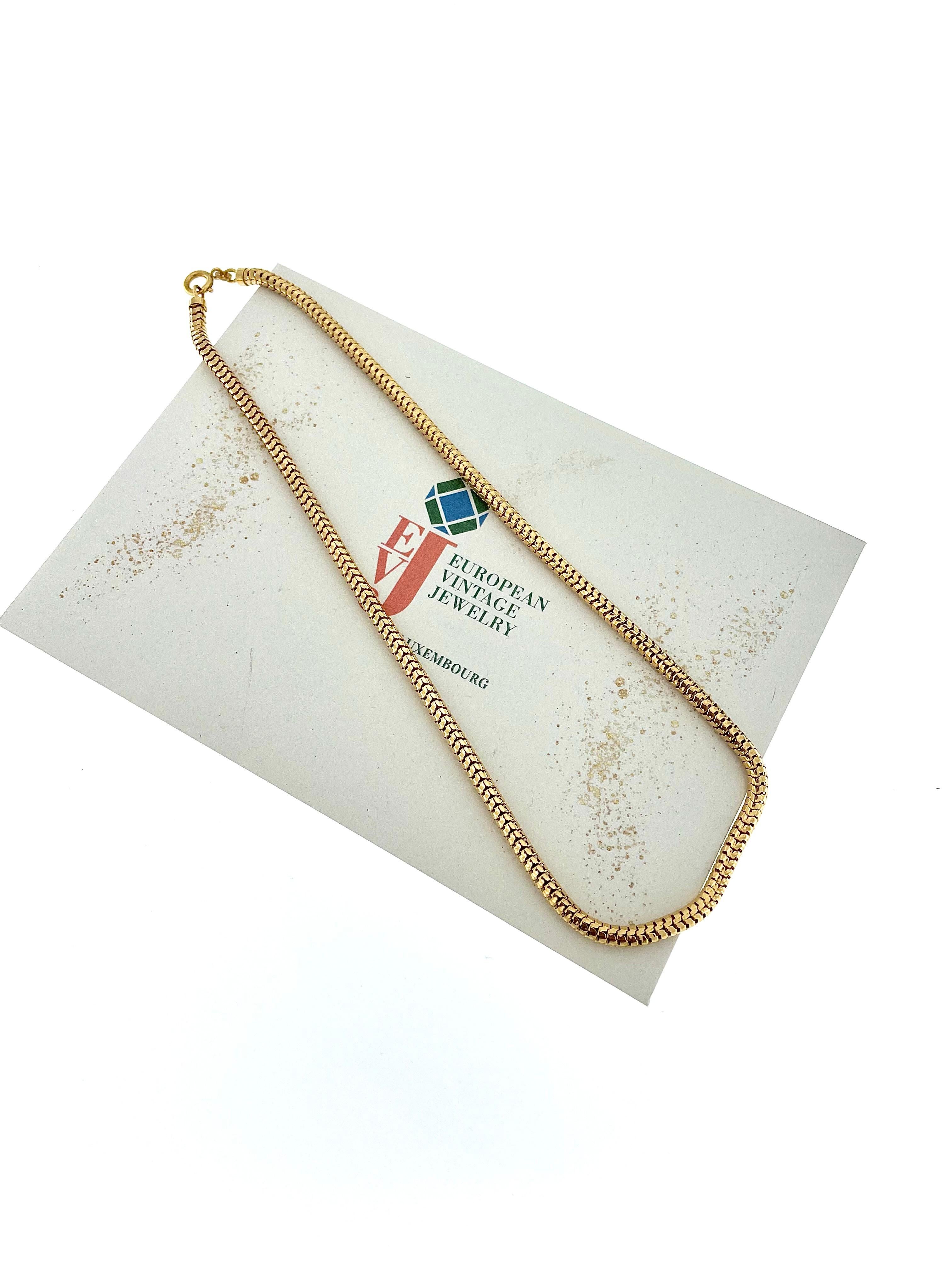 La collana UnoAErre in oro giallo è un accessorio lussuoso e versatile che emana un'eleganza senza tempo. Realizzata in oro giallo 18kt di alta qualità, questa collana presenta un design flessibile con maglie tubolari, creando un pezzo comodo da