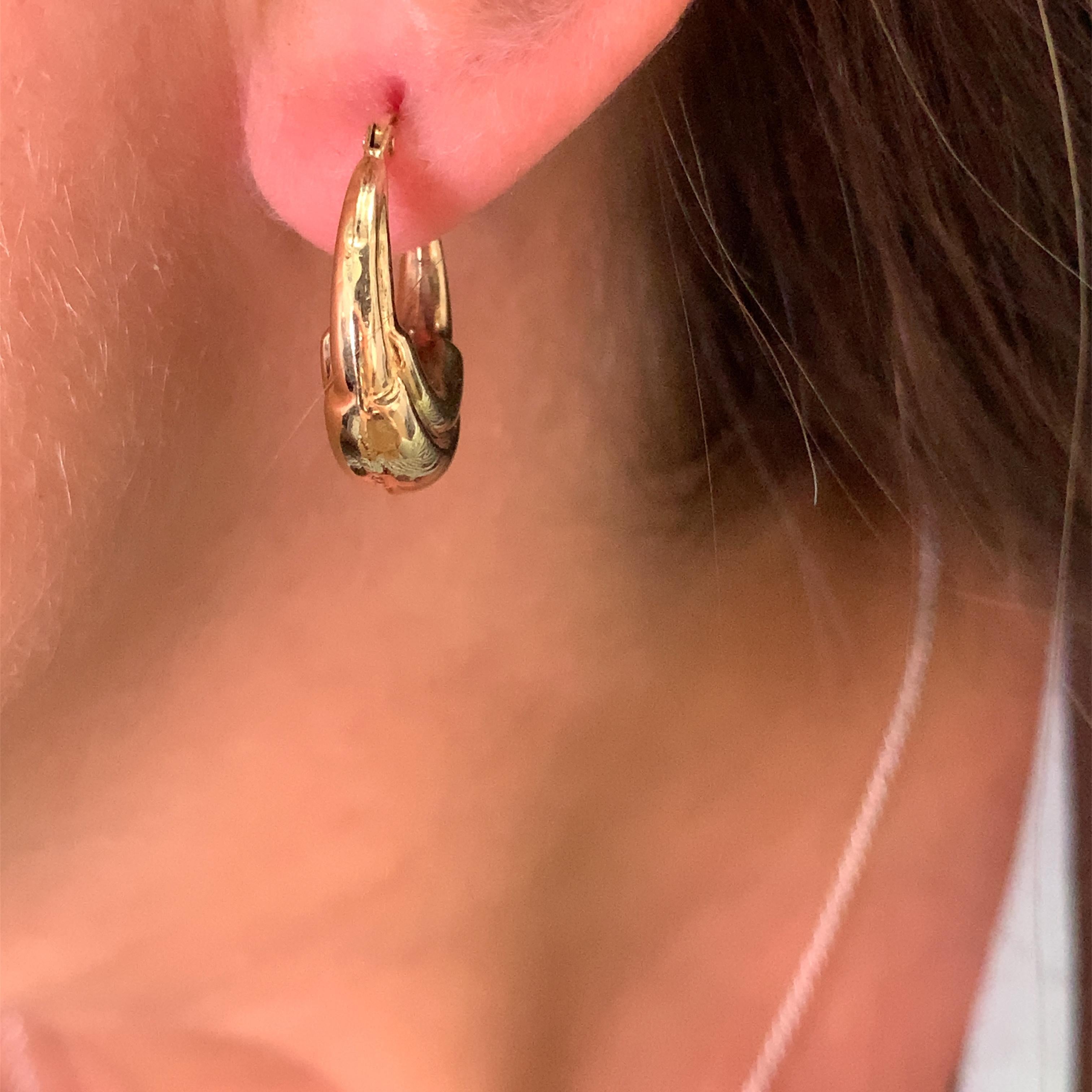 9 Karat Gelbgold Ohrringe im Vintage-Stil schlicht.

Hohle Creolen mit Huggies aus einfachem 9k Gelbgold.

Schlichte, kleine, klobige Ohrringe im Puff-Design.

Gepunzt.
Abmessungen ca. 16x18mm
Inklusive Tasche und Bewertung.
Peppen Sie Ihre