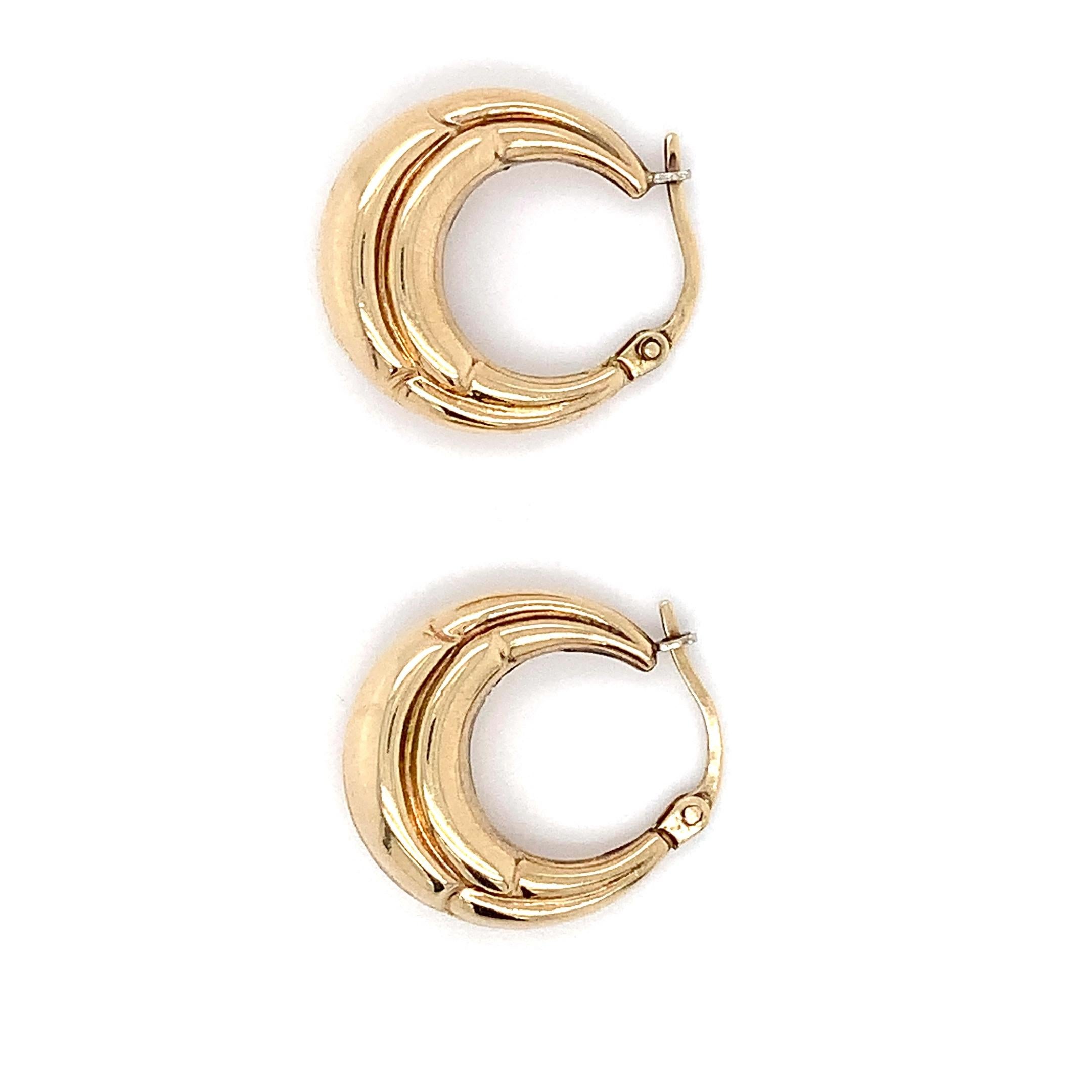 Unoaerre Gelbgold kleine klobige Ohrringe Italien Damen im Angebot
