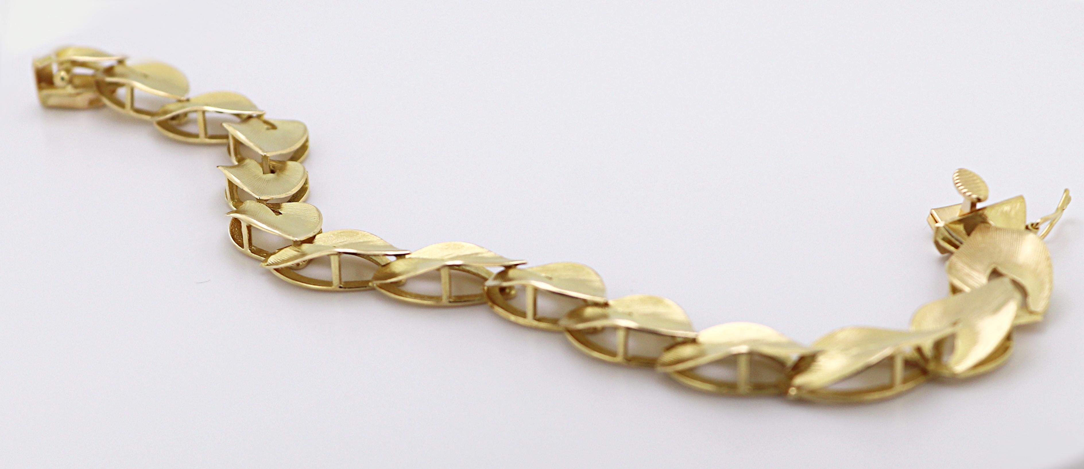 Artisan UNOAerrie 18K Yellow Gold Leaf Link Bracelet For Sale